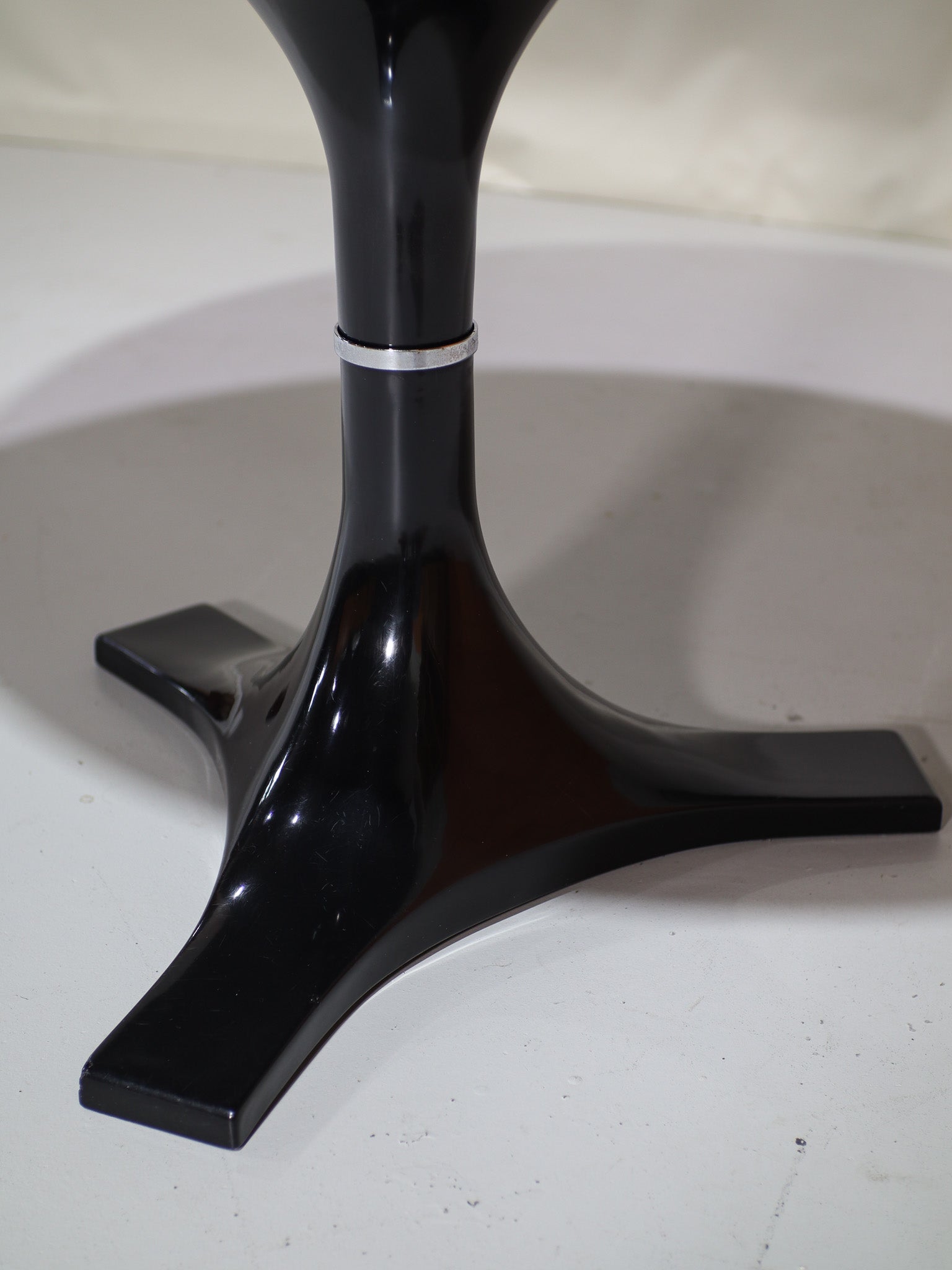 Round_dining_table_Kartell_Castelli_Ferrieri_Gardella,_Italy_1964