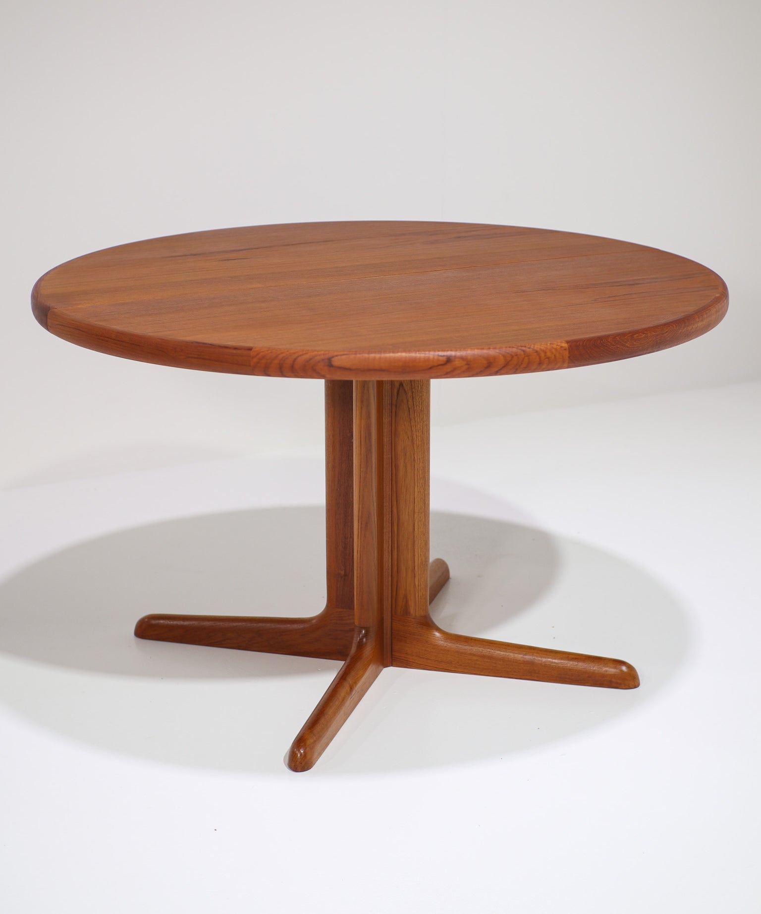 Round_dining_table_Skovby_in_teak,_1960s
