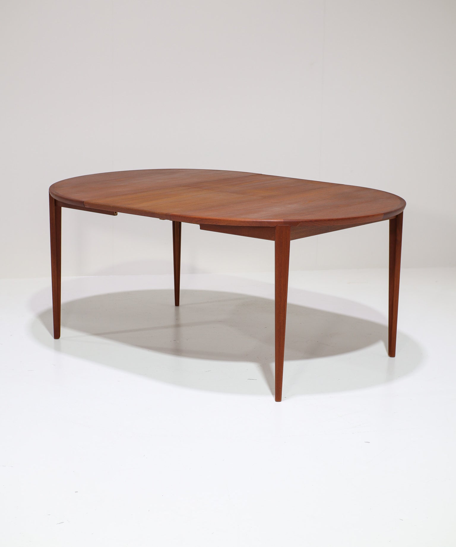 Extendable_Teak_Dining_Table_by_Henry_Rosengren_Hansen_for_Brande_Møbelindustri,_Denmark_1960s
