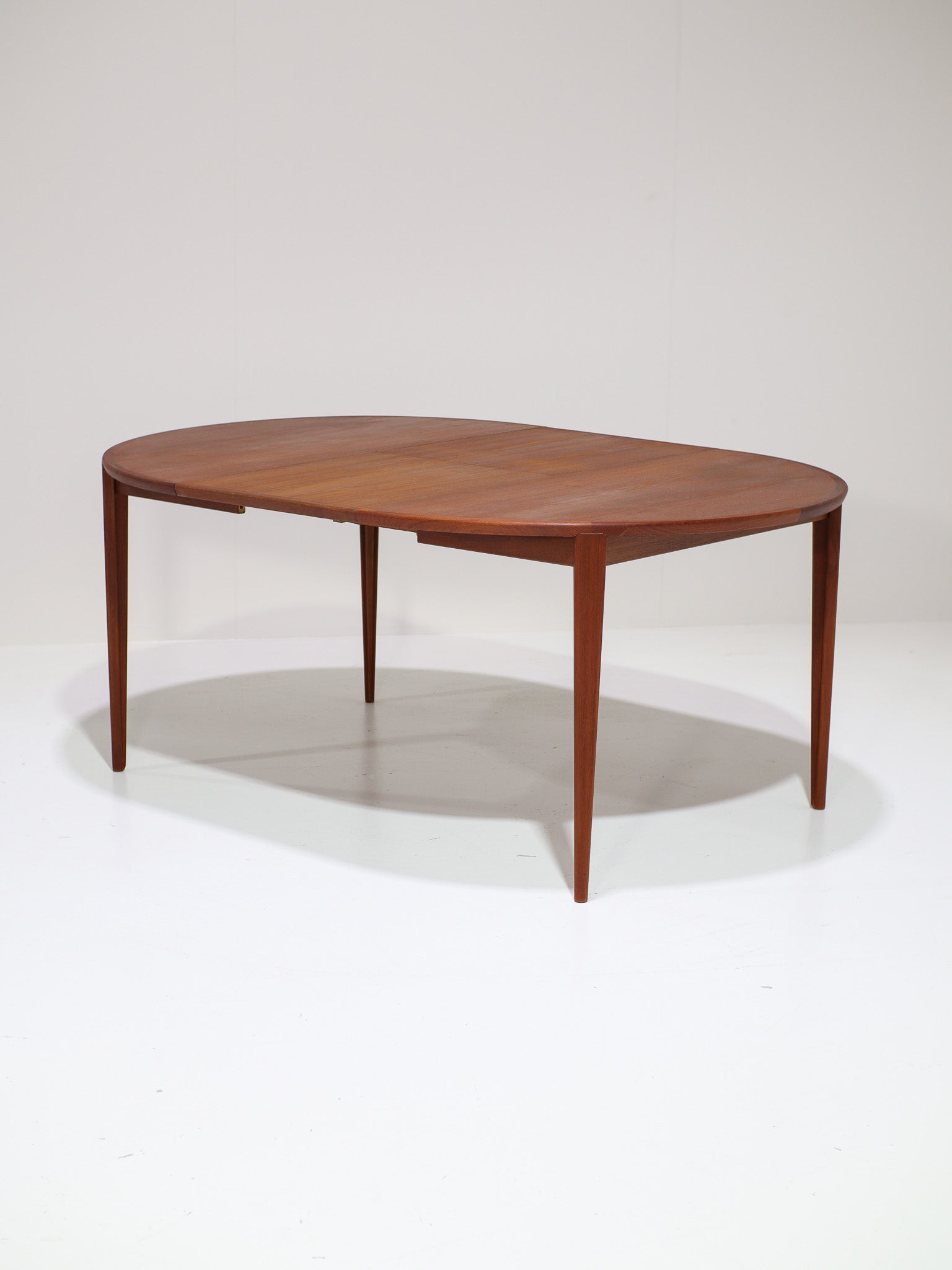 Extendable_Teak_Dining_Table_by_Henry_Rosengren_Hansen_for_Brande_Møbelindustri,_Denmark_1960s