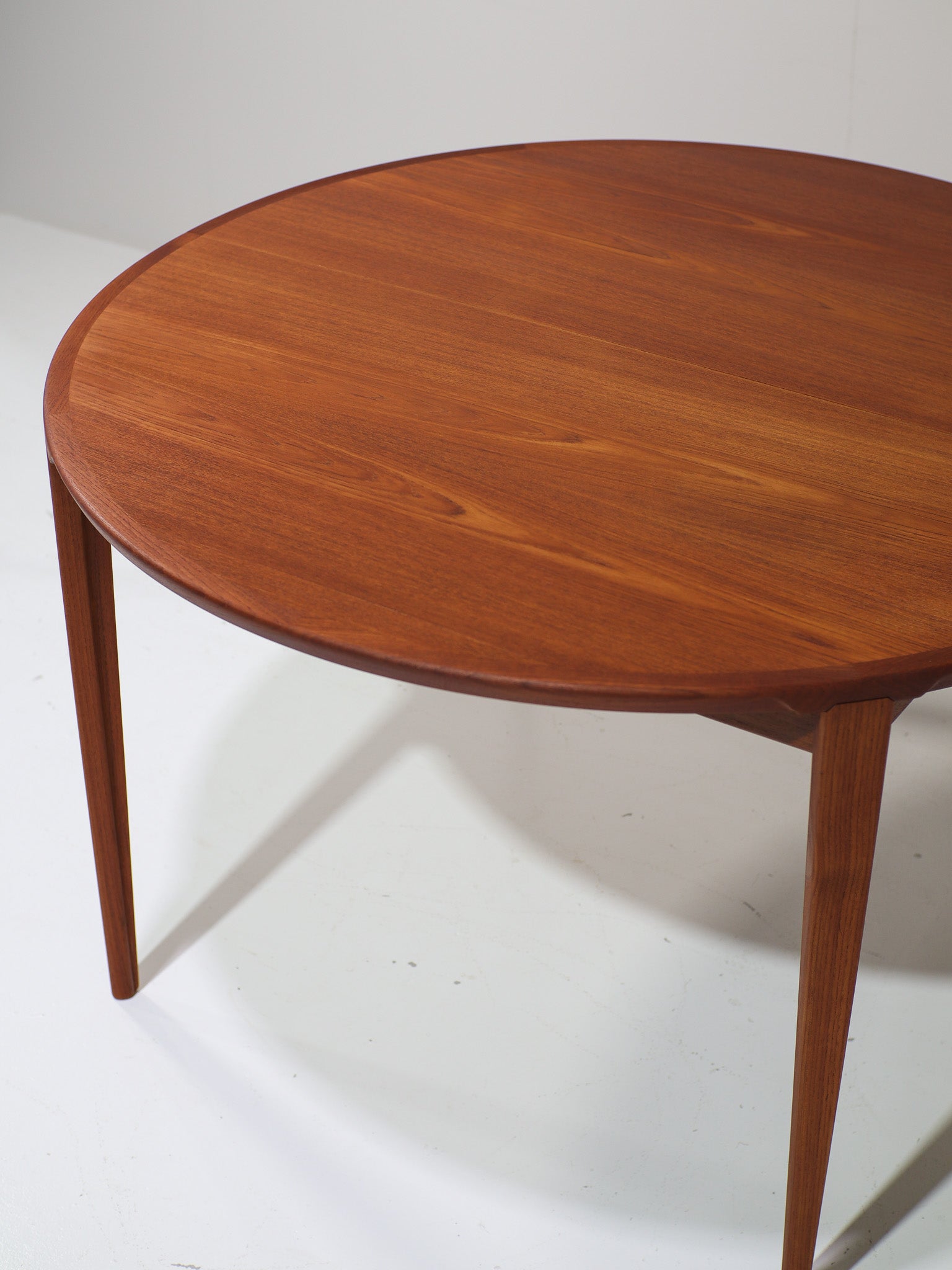 Extendable_Teak_Dining_Table_by_Henry_Rosengren_Hansen_for_Brande_Møbelindustri,_Denmark_1960s