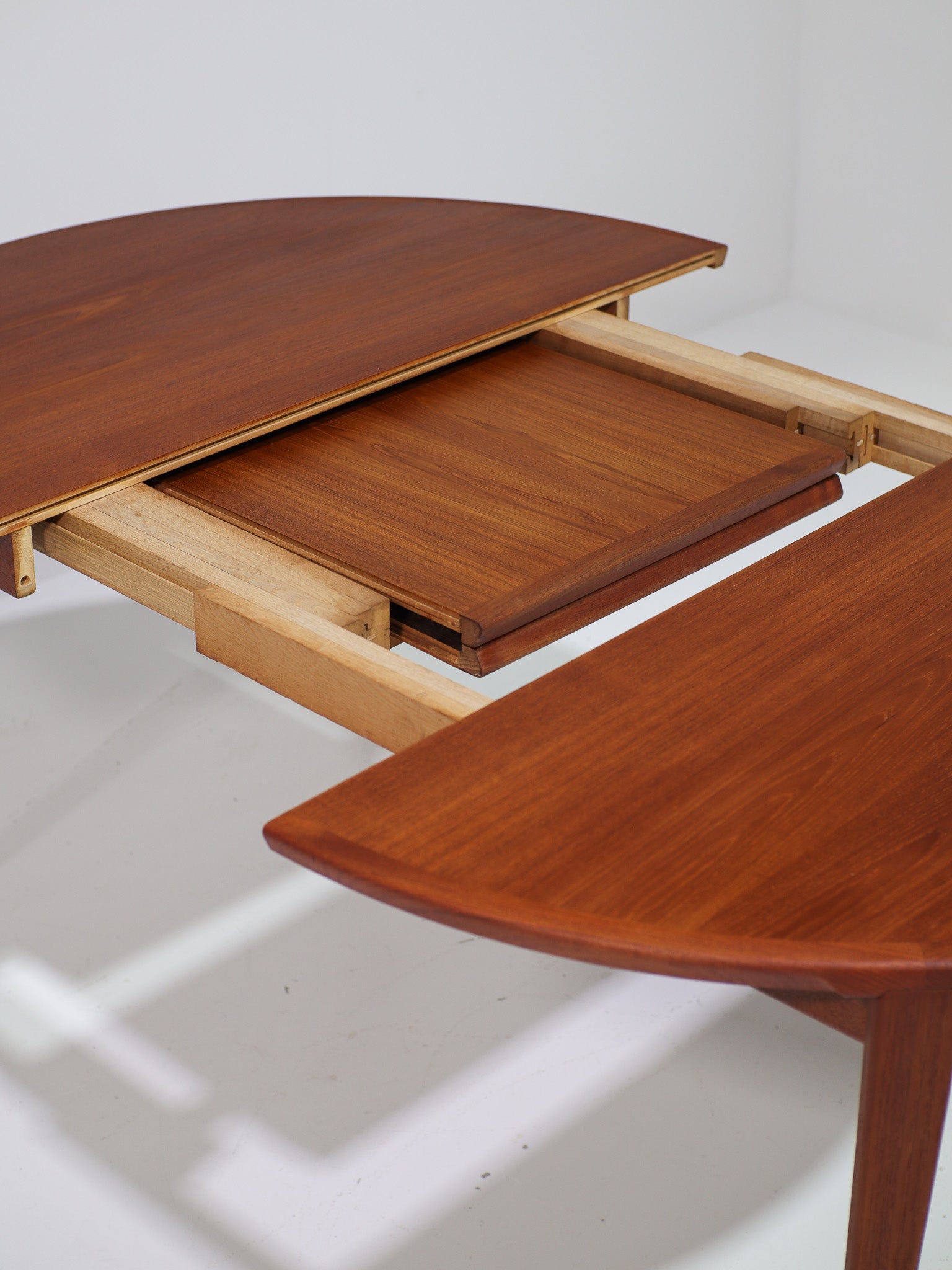 Extendable_Teak_Dining_Table_by_Henry_Rosengren_Hansen_for_Brande_Møbelindustri,_Denmark_1960s