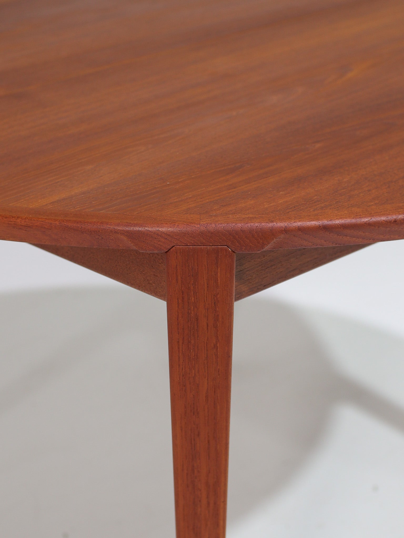 Extendable_Teak_Dining_Table_by_Henry_Rosengren_Hansen_for_Brande_Møbelindustri,_Denmark_1960s