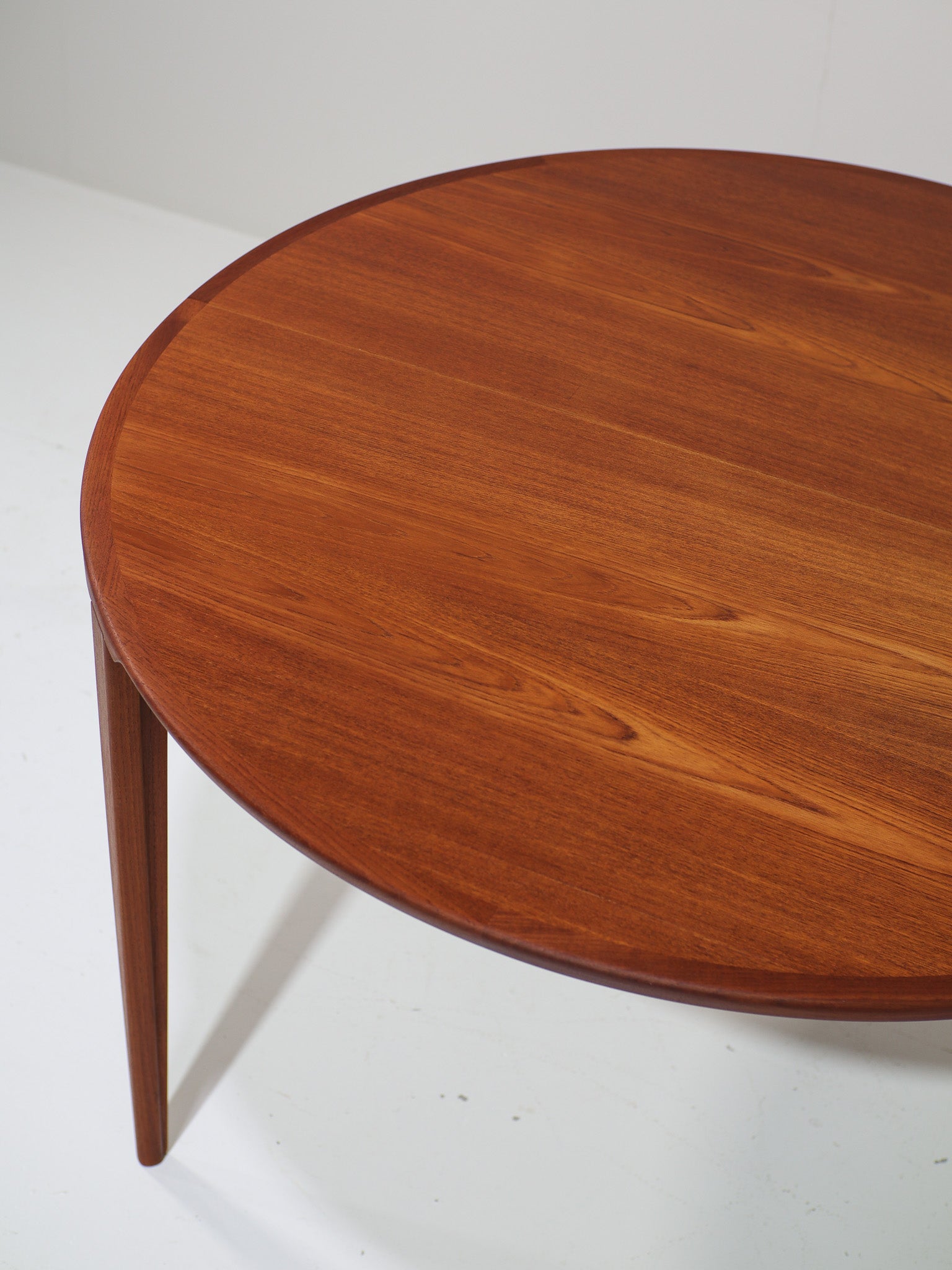 Extendable_Teak_Dining_Table_by_Henry_Rosengren_Hansen_for_Brande_Møbelindustri,_Denmark_1960s
