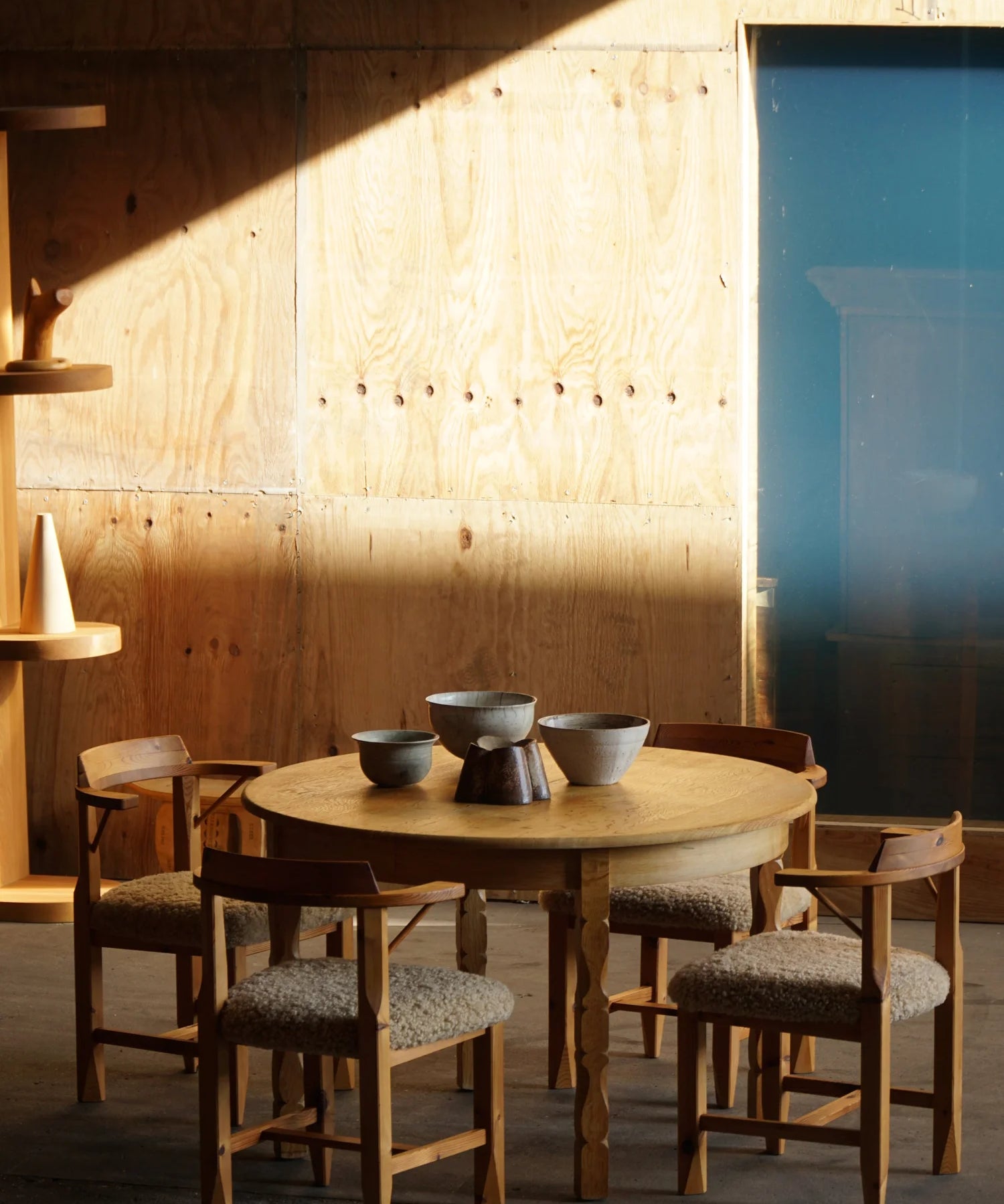 Round_Oak_Dining_Table_with_Three_Extension_Leaves,_Danish_Mid_Century_Modern,_1960s
