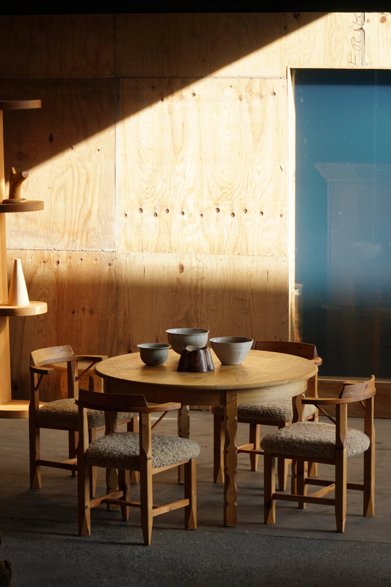 Round_Oak_Dining_Table_with_Three_Extension_Leaves,_Danish_Mid_Century_Modern,_1960s