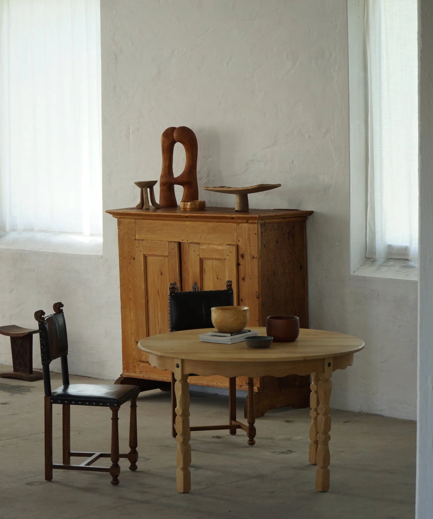 Round_Oak_Dining_Table_with_Two_Extension_Leaves,_Danish_Mid_Century_Modern,_1960s
