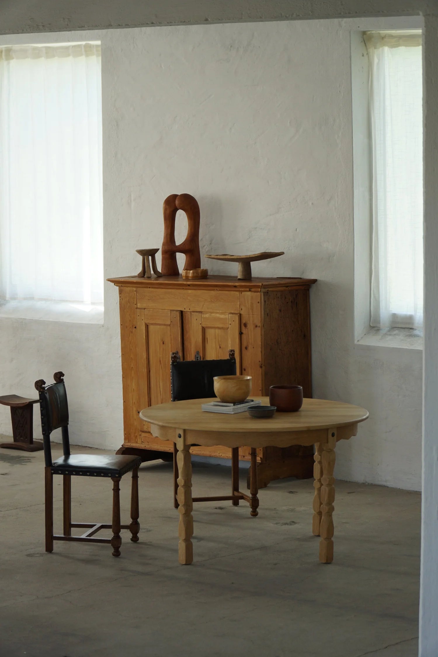 Round_Oak_Dining_Table_with_Two_Extension_Leaves,_Danish_Mid_Century_Modern,_1960s