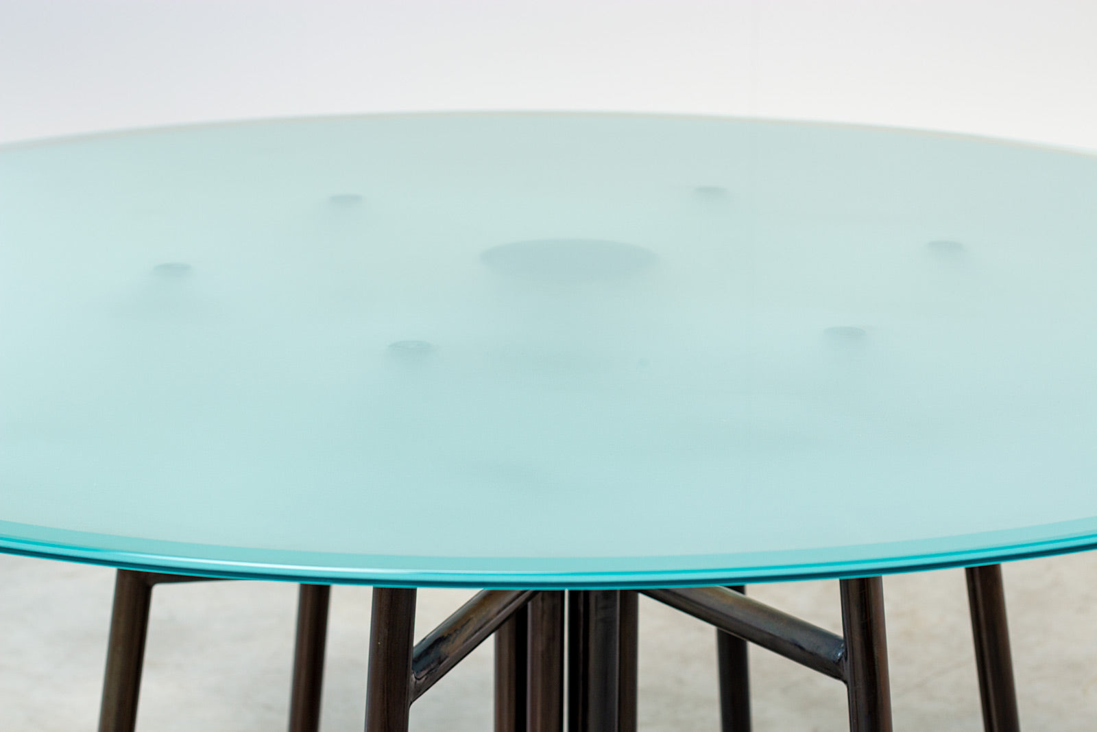 Round_Postmodern_dining_table_featuring_a_geometric_base_1980