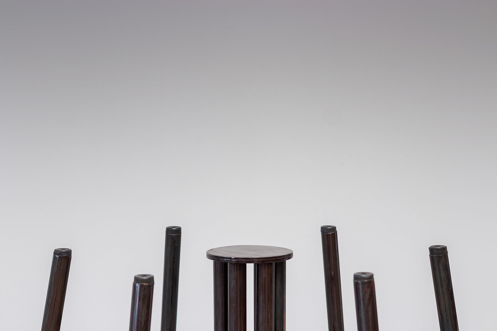Round_Postmodern_dining_table_featuring_a_geometric_base_1980