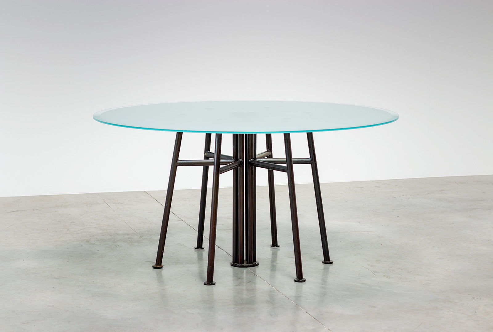 Round_Postmodern_dining_table_featuring_a_geometric_base_1980