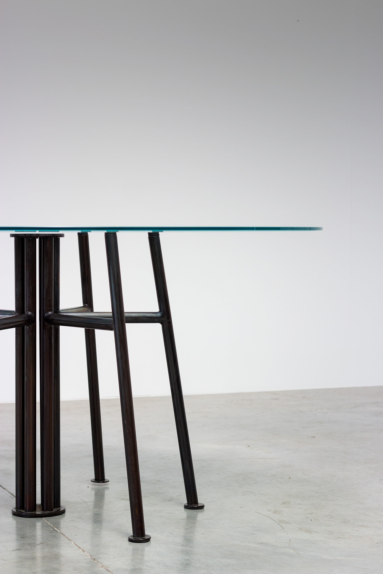 Round_Postmodern_dining_table_featuring_a_geometric_base_1980