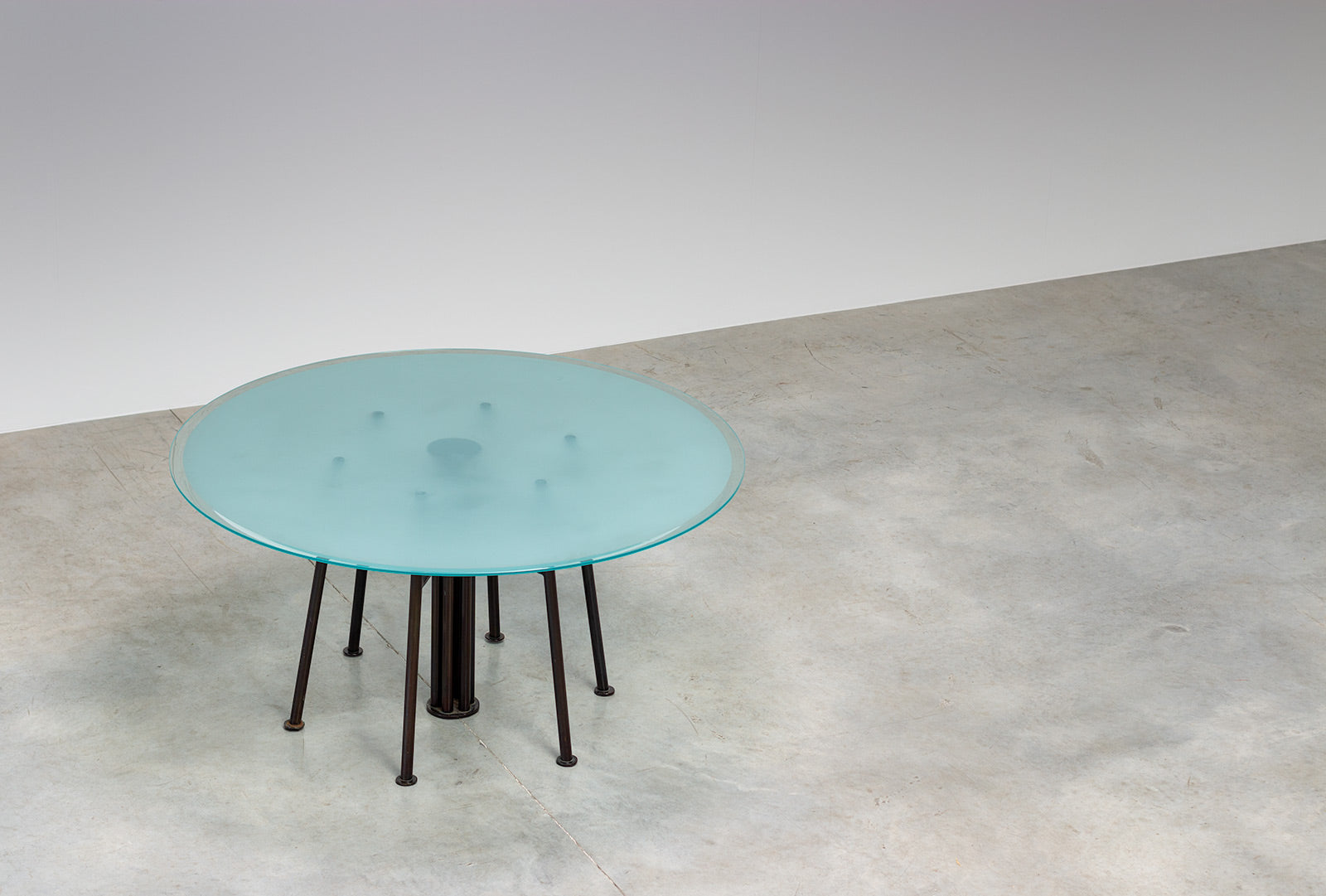 Round_Postmodern_dining_table_featuring_a_geometric_base_1980