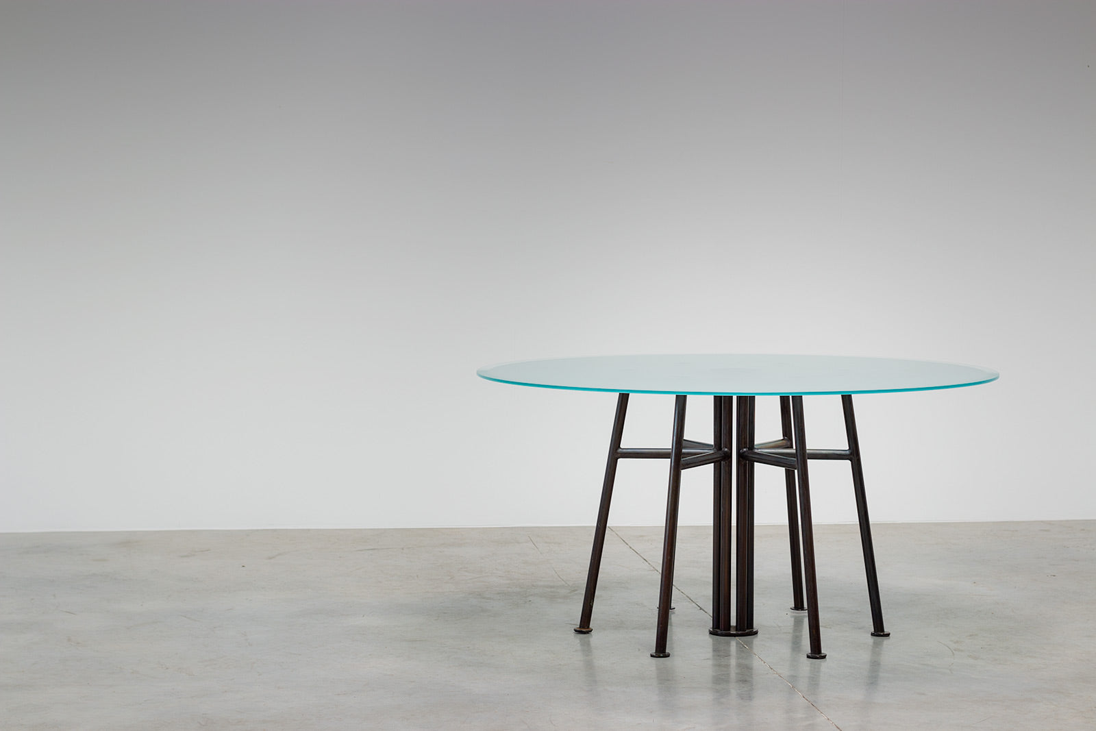 Round_Postmodern_dining_table_featuring_a_geometric_base_1980