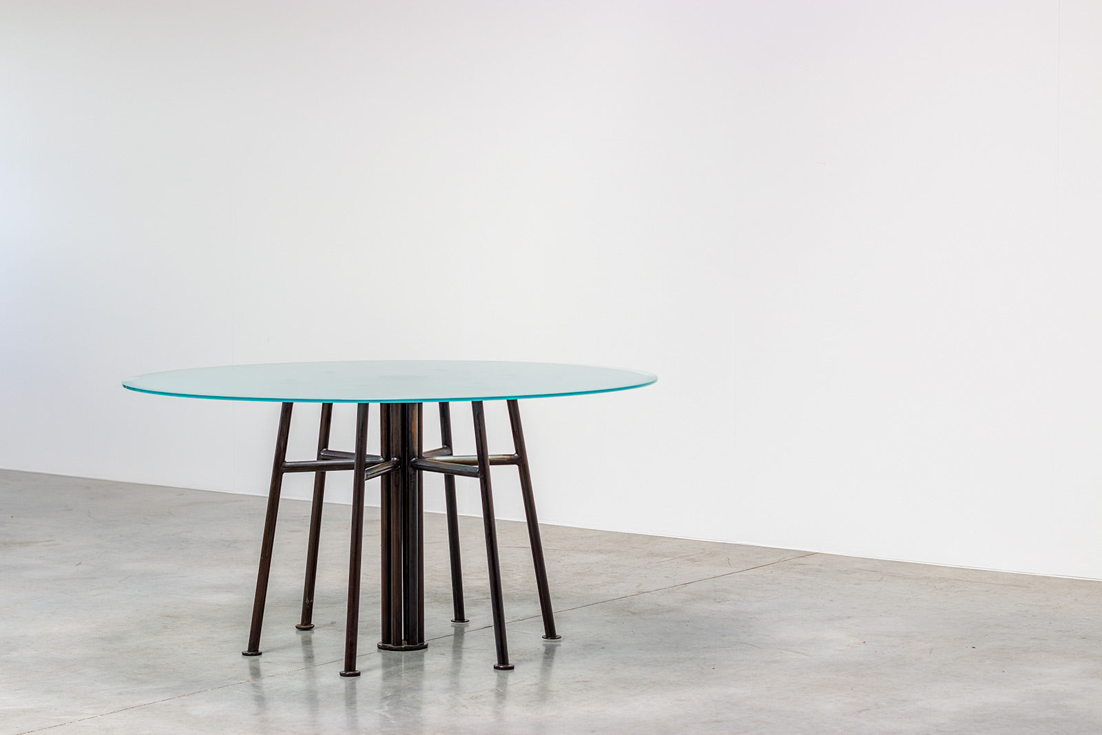 Round_Postmodern_dining_table_featuring_a_geometric_base_1980
