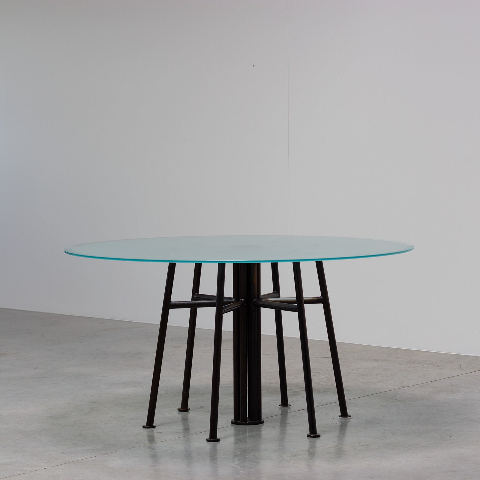 Round_Postmodern_dining_table_featuring_a_geometric_base_1980