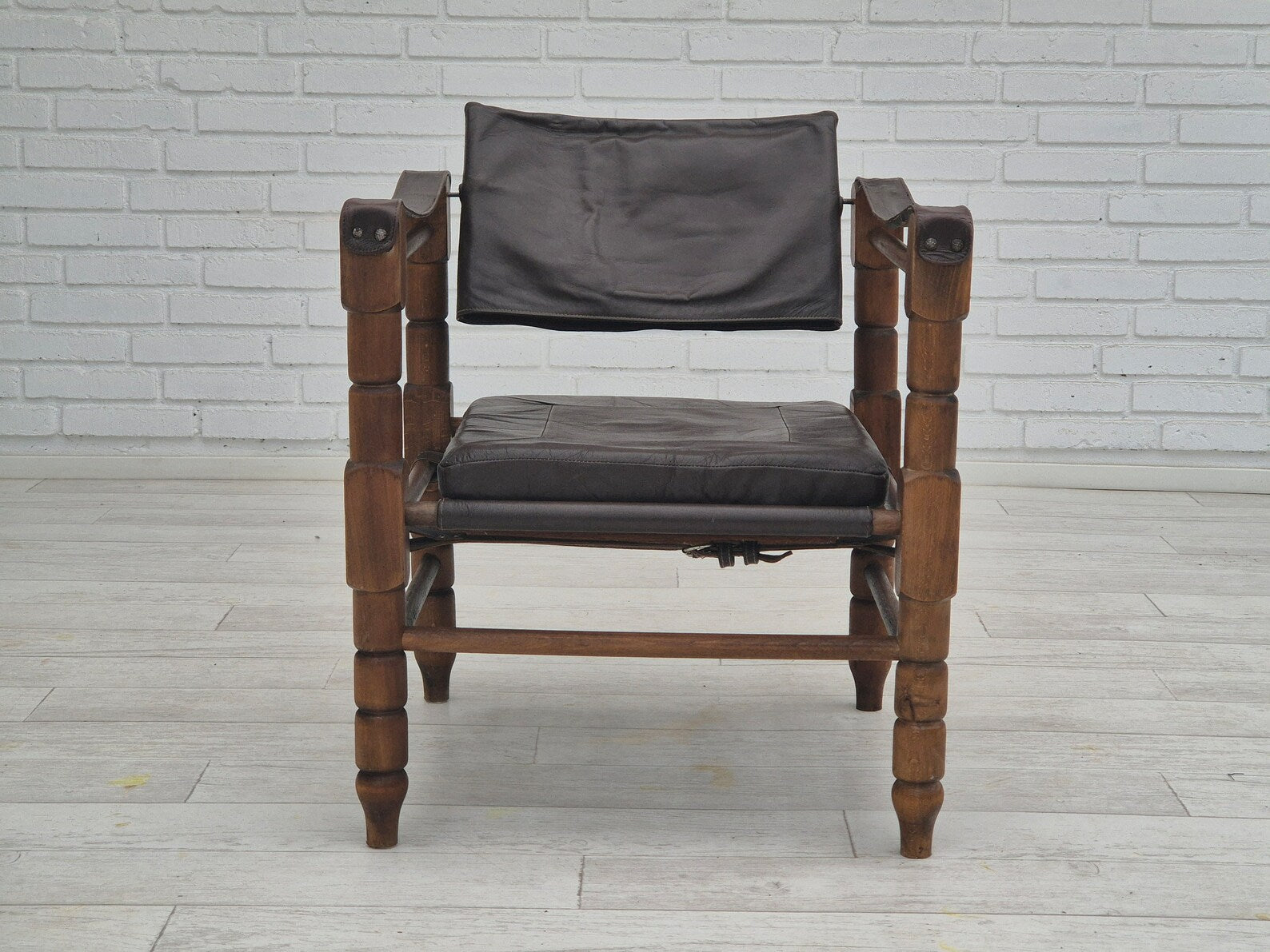 Safari_Lounge_Chair_in_Leather_and_Beech,_1960s,_Scandinavia