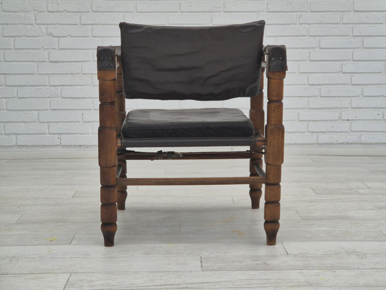 Safari_Lounge_Chair_in_Leather_and_Beech,_1960s,_Scandinavia