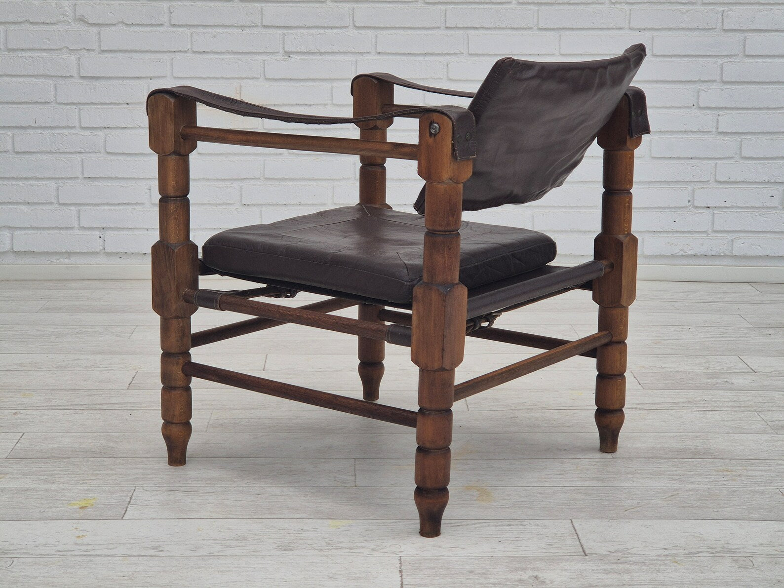 Safari_Lounge_Chair_in_Leather_and_Beech,_1960s,_Scandinavia