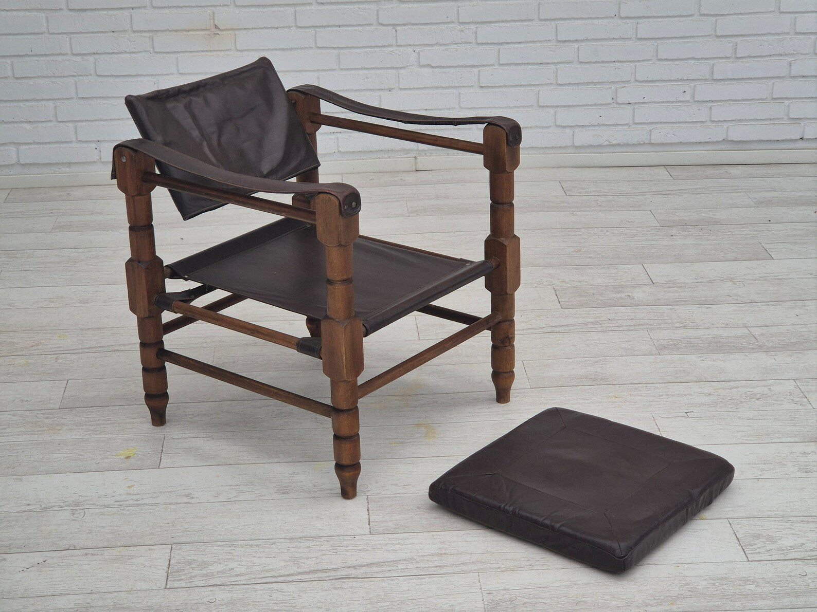 Safari_Lounge_Chair_in_Leather_and_Beech,_1960s,_Scandinavia