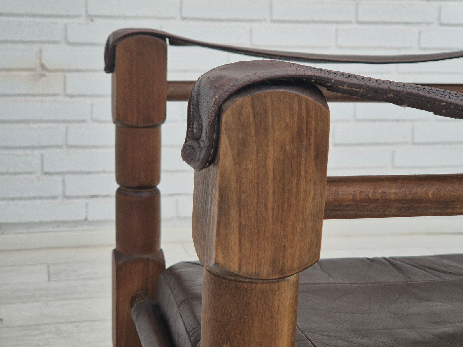 Safari_Lounge_Chair_in_Leather_and_Beech,_1960s,_Scandinavia