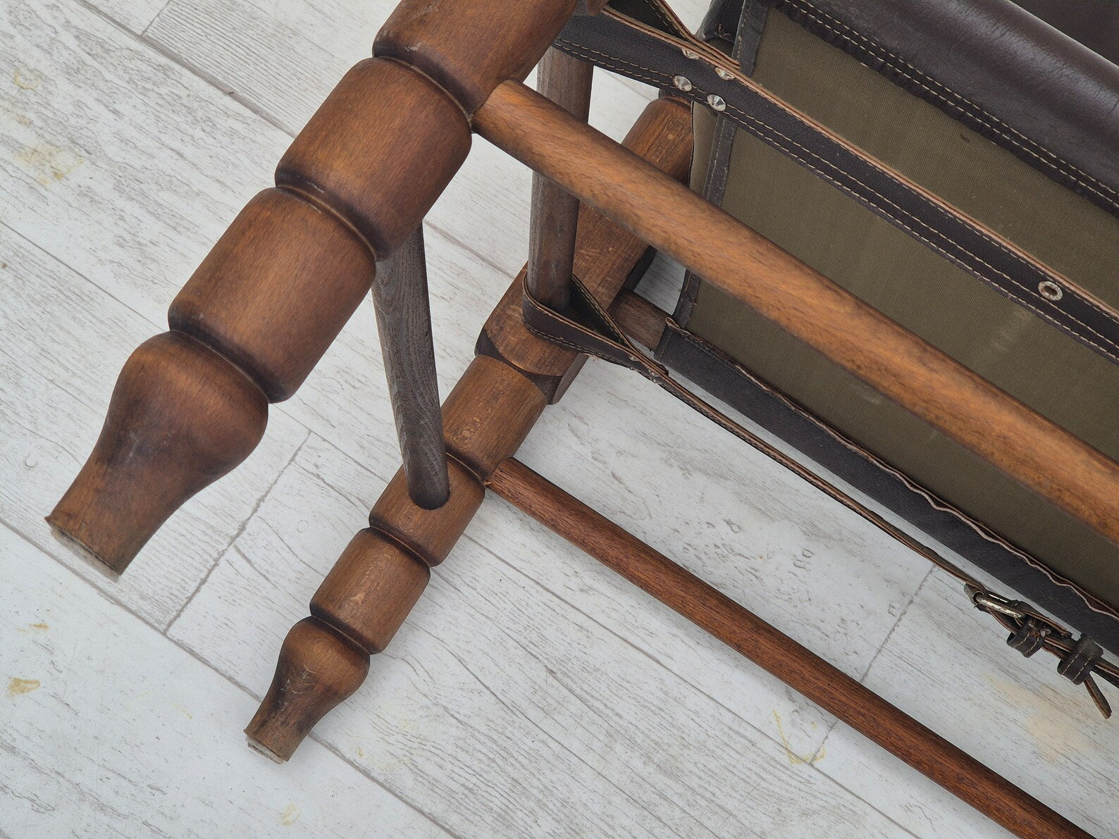 Safari_Lounge_Chair_in_Leather_and_Beech,_1960s,_Scandinavia