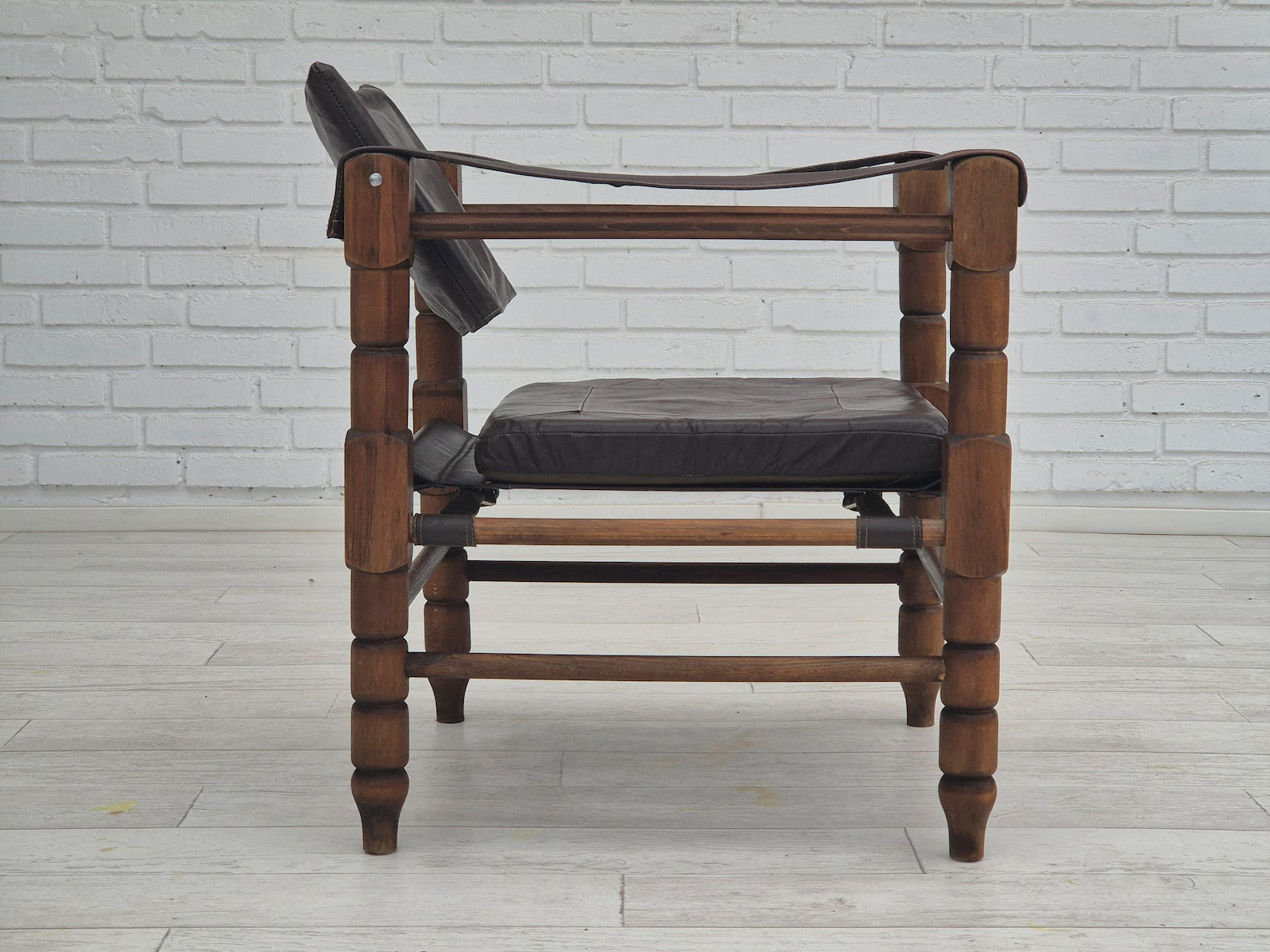 Safari_Lounge_Chair_in_Leather_and_Beech,_1960s,_Scandinavia