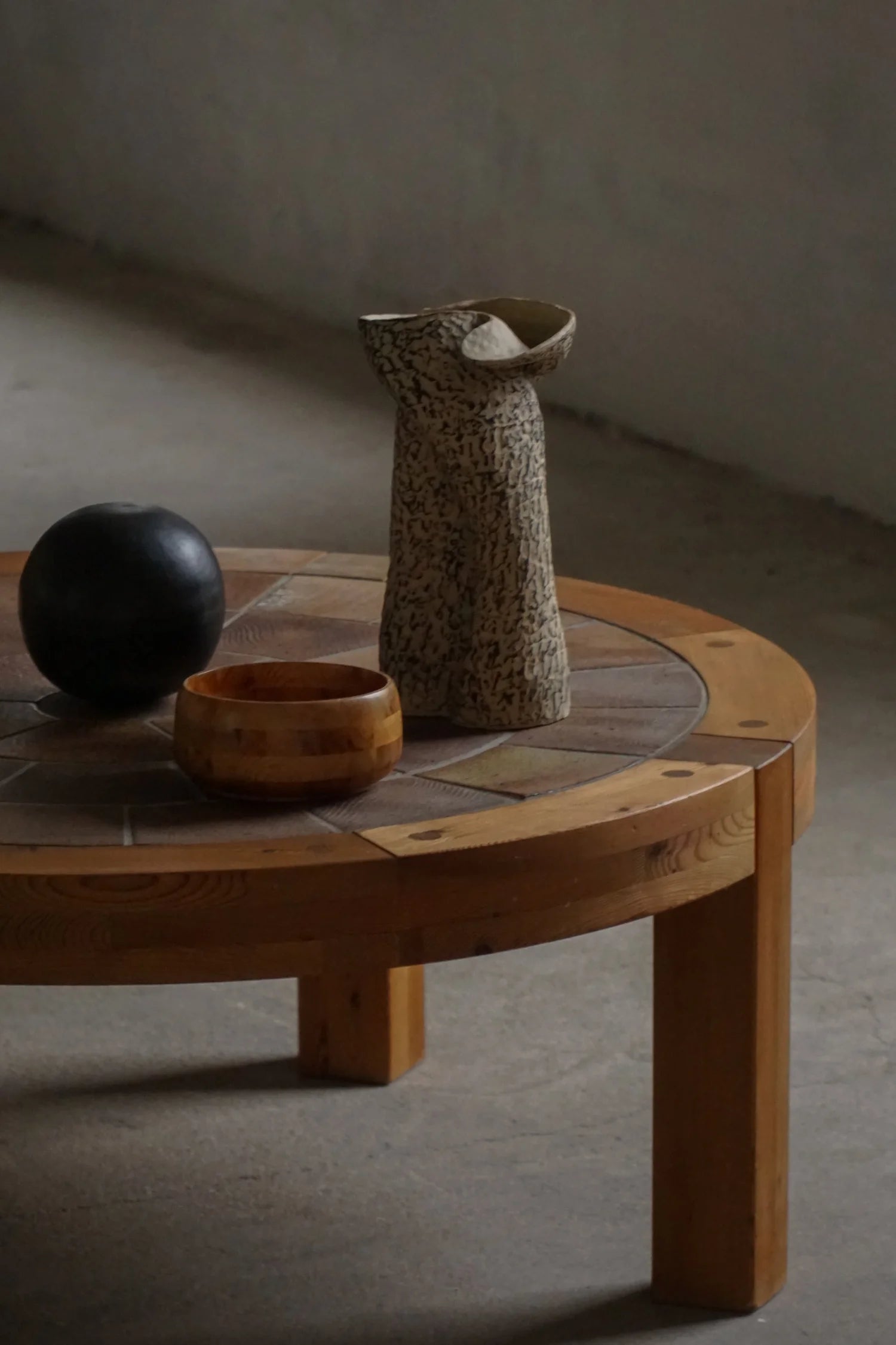 Sallingboe_Large_Round_Coffee_Table_in_Pine_and_Ceramic,_Denmark_1970s