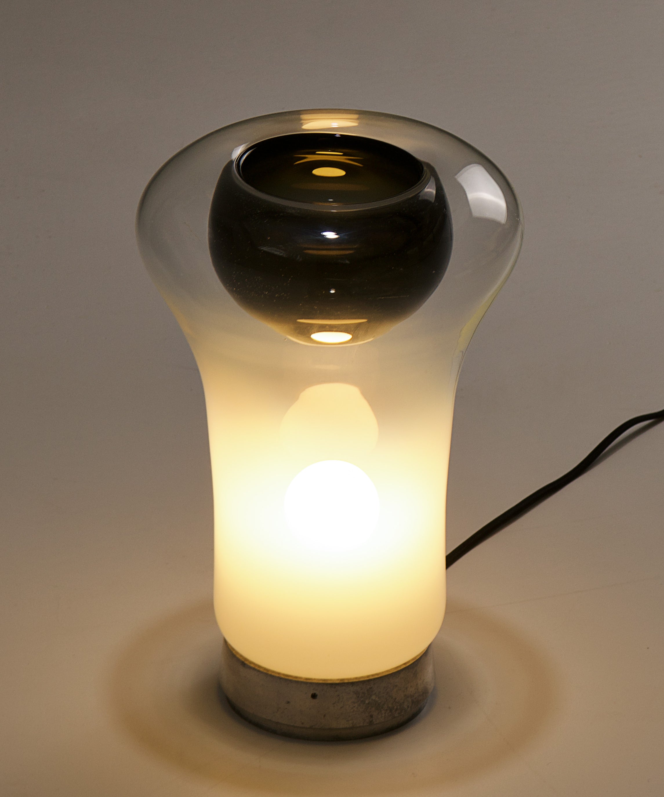 Sappho_Table_Lamp_by_Angelo_Mangiarotti