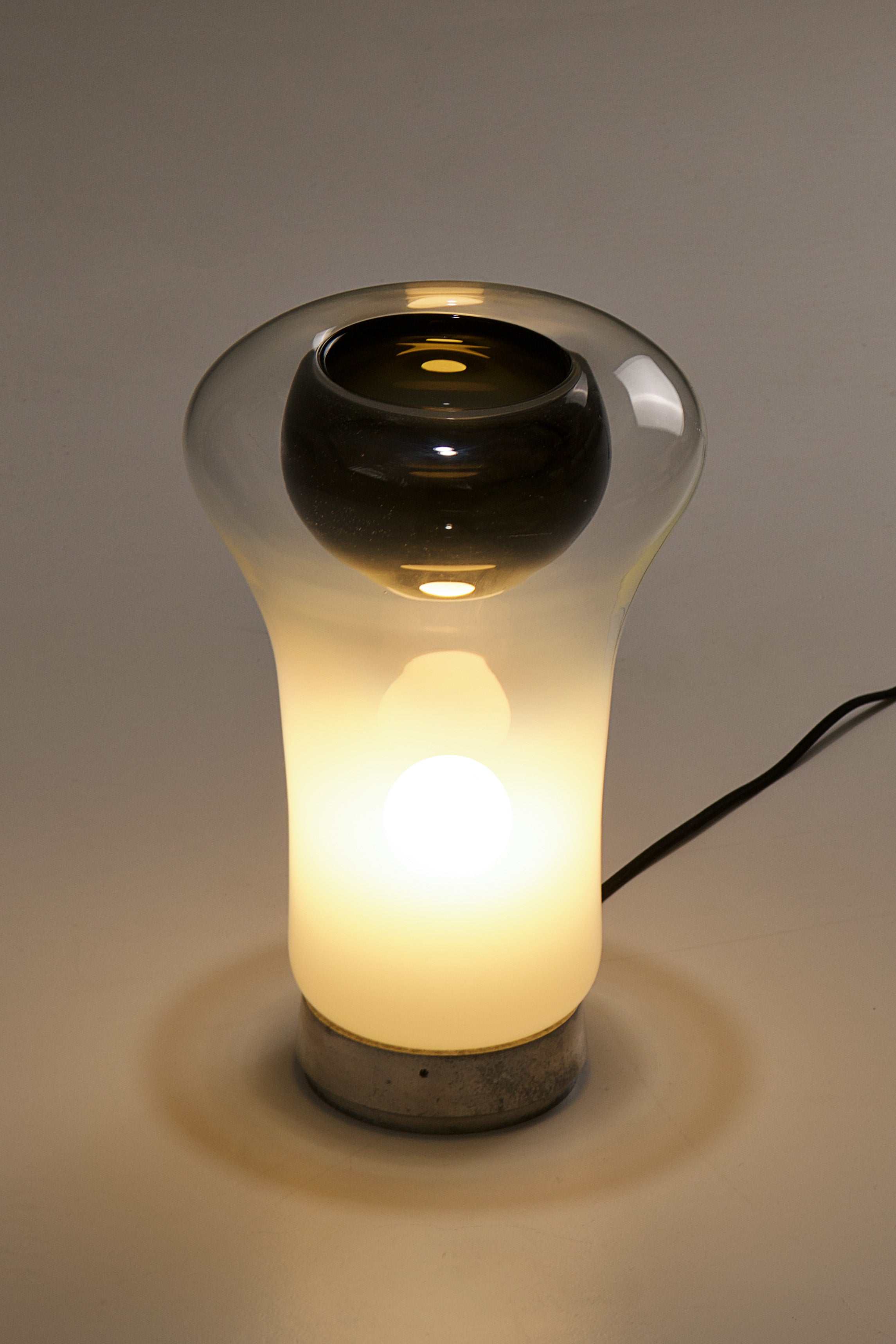 Sappho_Table_Lamp_by_Angelo_Mangiarotti