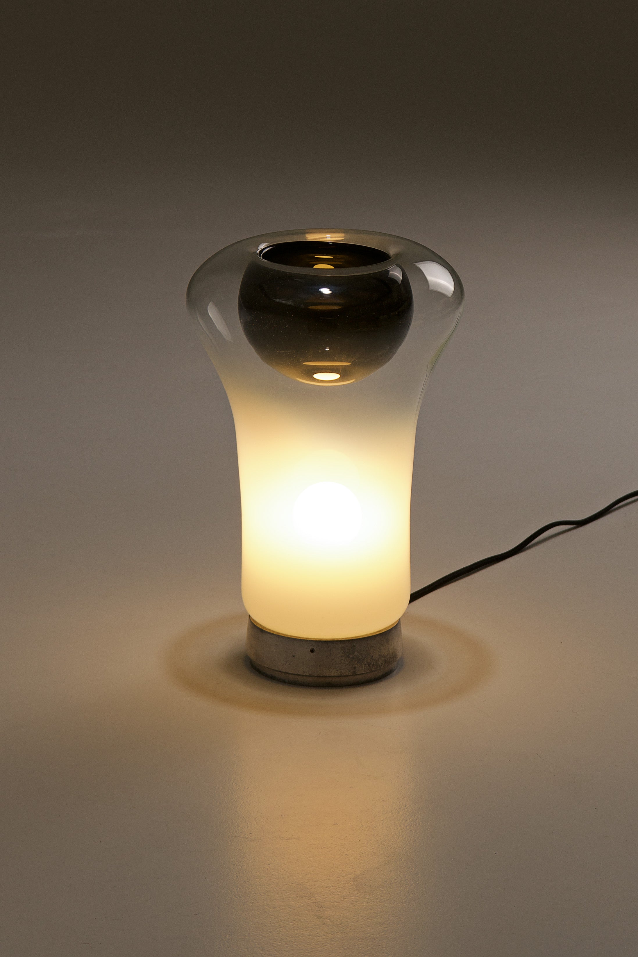 Sappho_Table_Lamp_by_Angelo_Mangiarotti