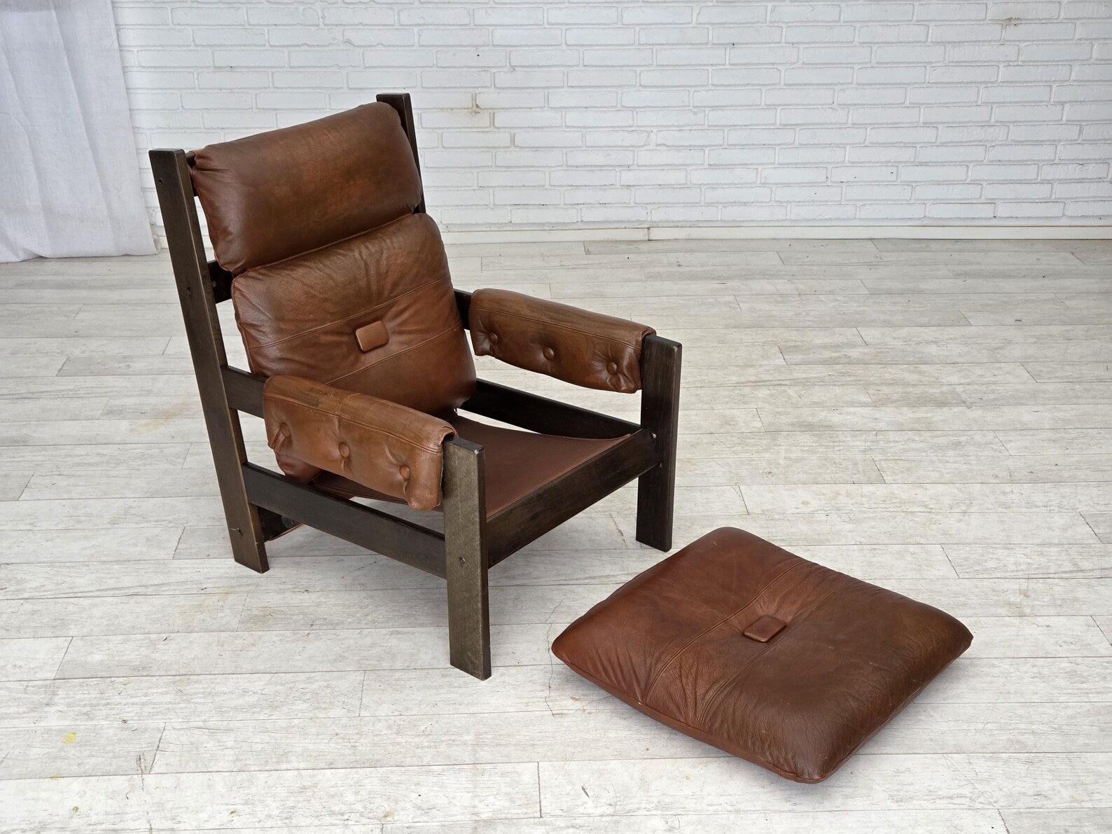 Scandinavian_Armchair,_Oak_and_Leather,_1970s