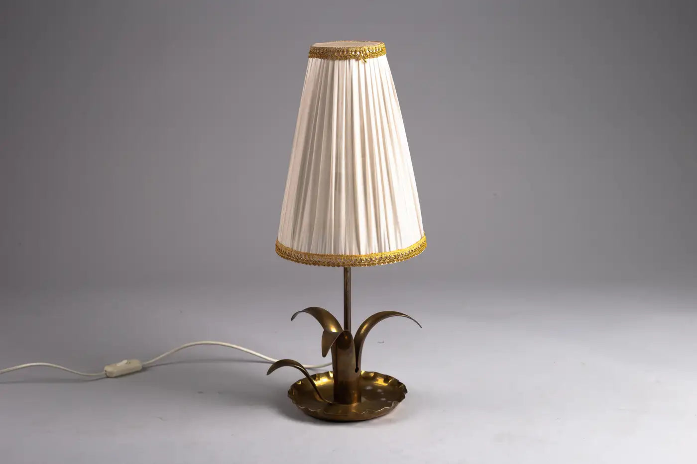 Scandinavian_Modern_Brass_Table_Lamp_“Liljan”,_1950s