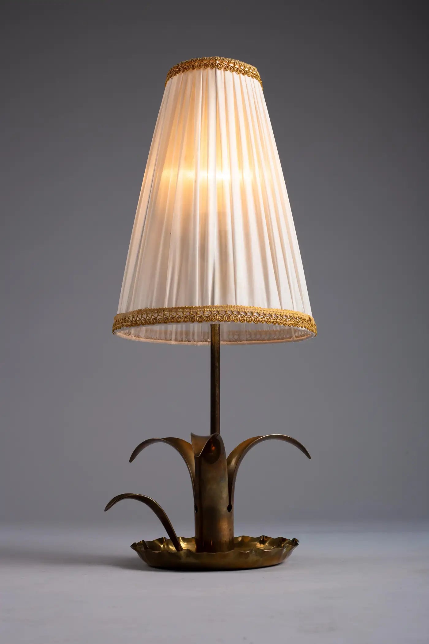 Scandinavian_Modern_Brass_Table_Lamp_“Liljan”,_1950s
