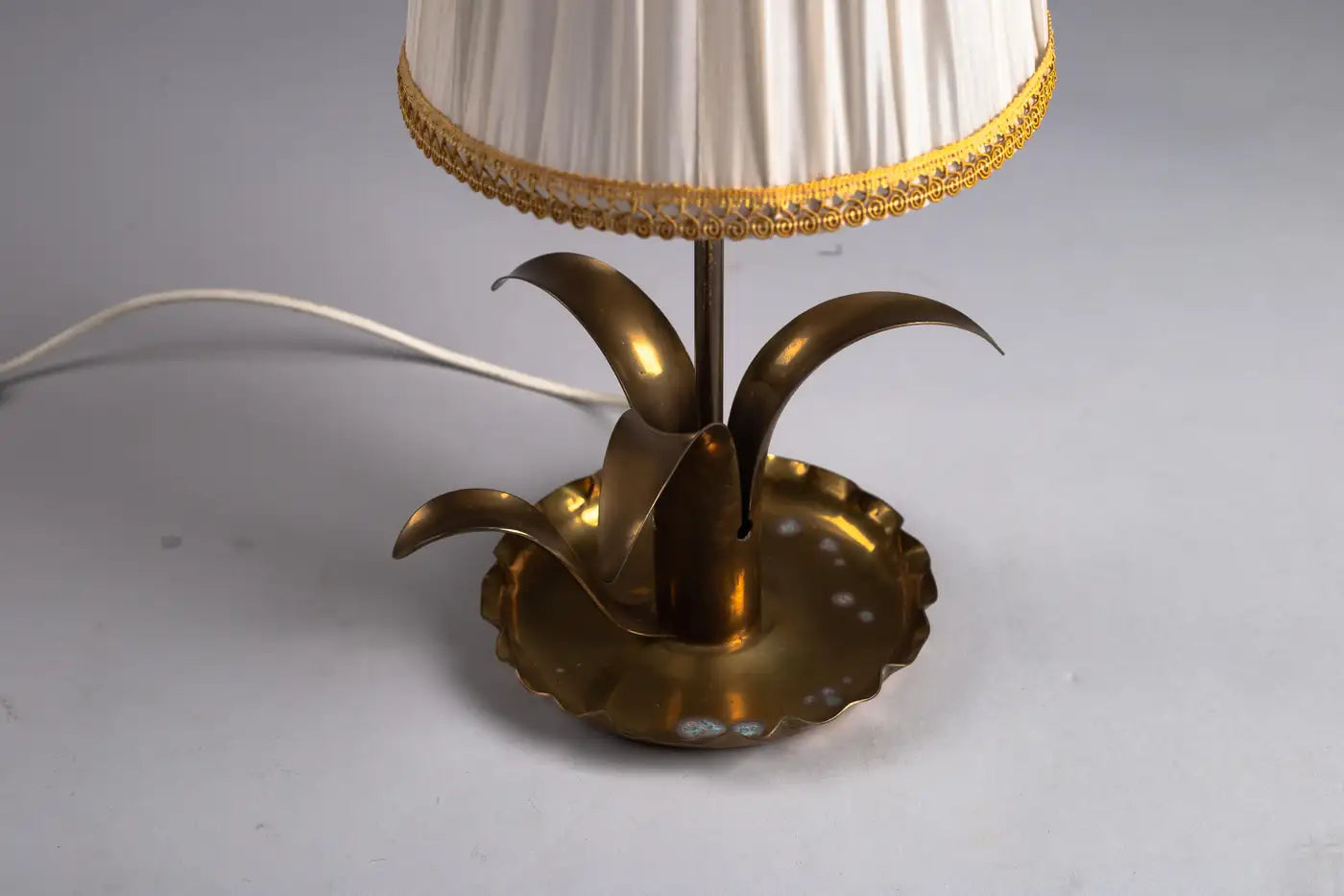 Scandinavian_Modern_Brass_Table_Lamp_“Liljan”,_1950s
