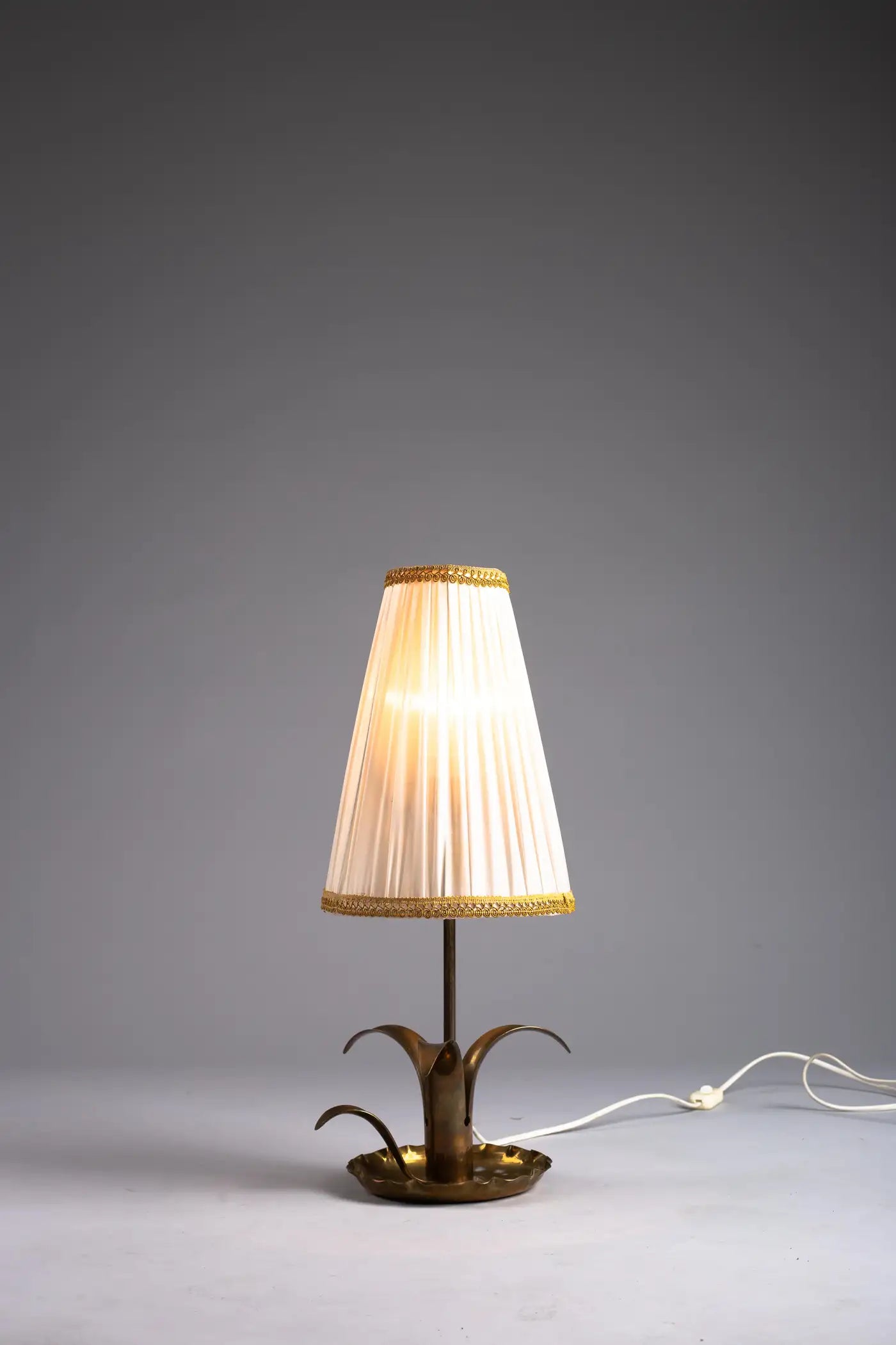 Scandinavian_Modern_Brass_Table_Lamp_“Liljan”,_1950s