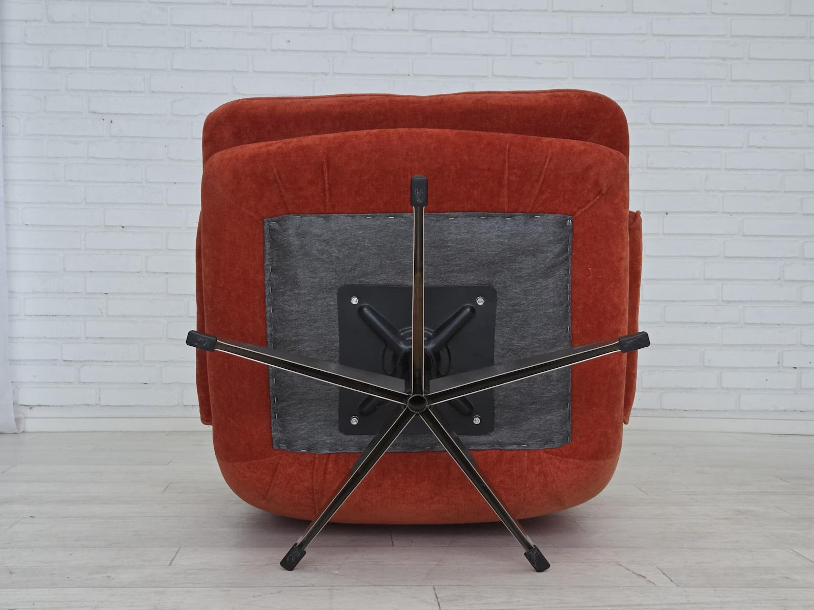 Swedish_Velour_Swivel_Armchair_by_Ulferts_Möbler,_1970s,_Sweden