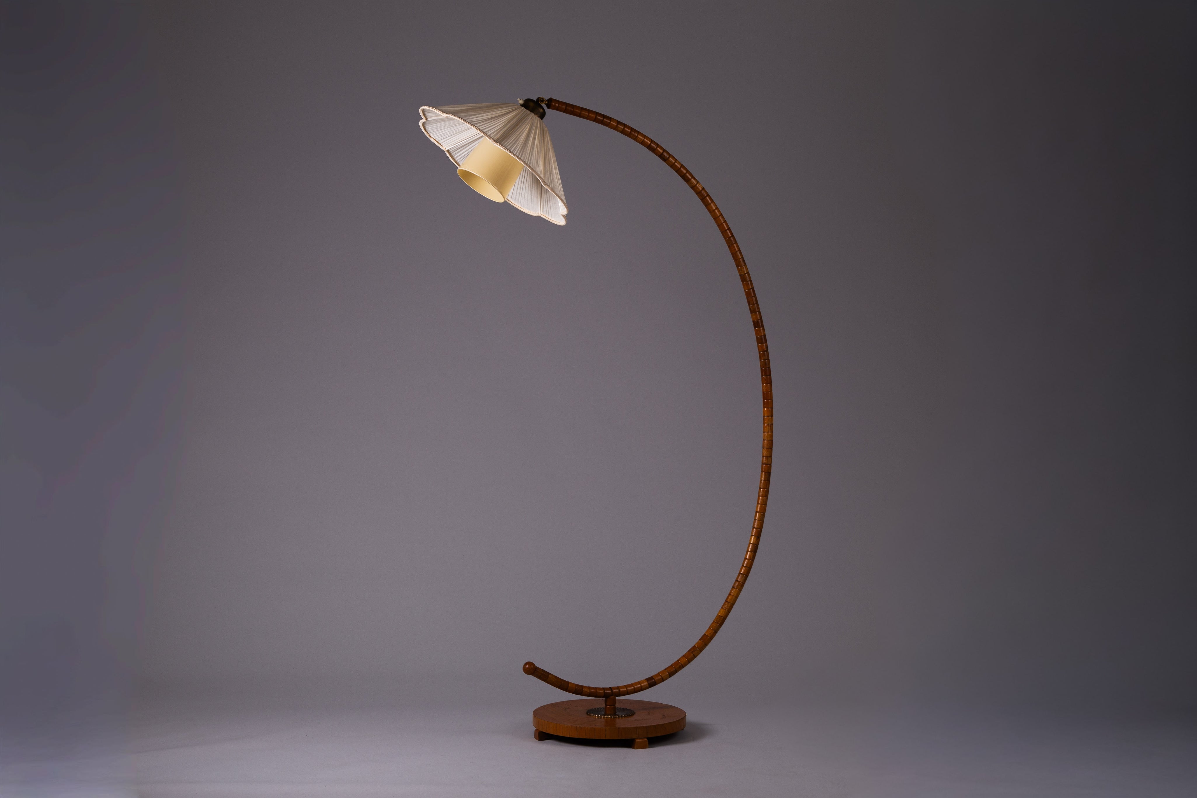 Scandinavian_Modern_wooden_curved_floor_lamp_Narcissus,_c_1940s,_Sweden