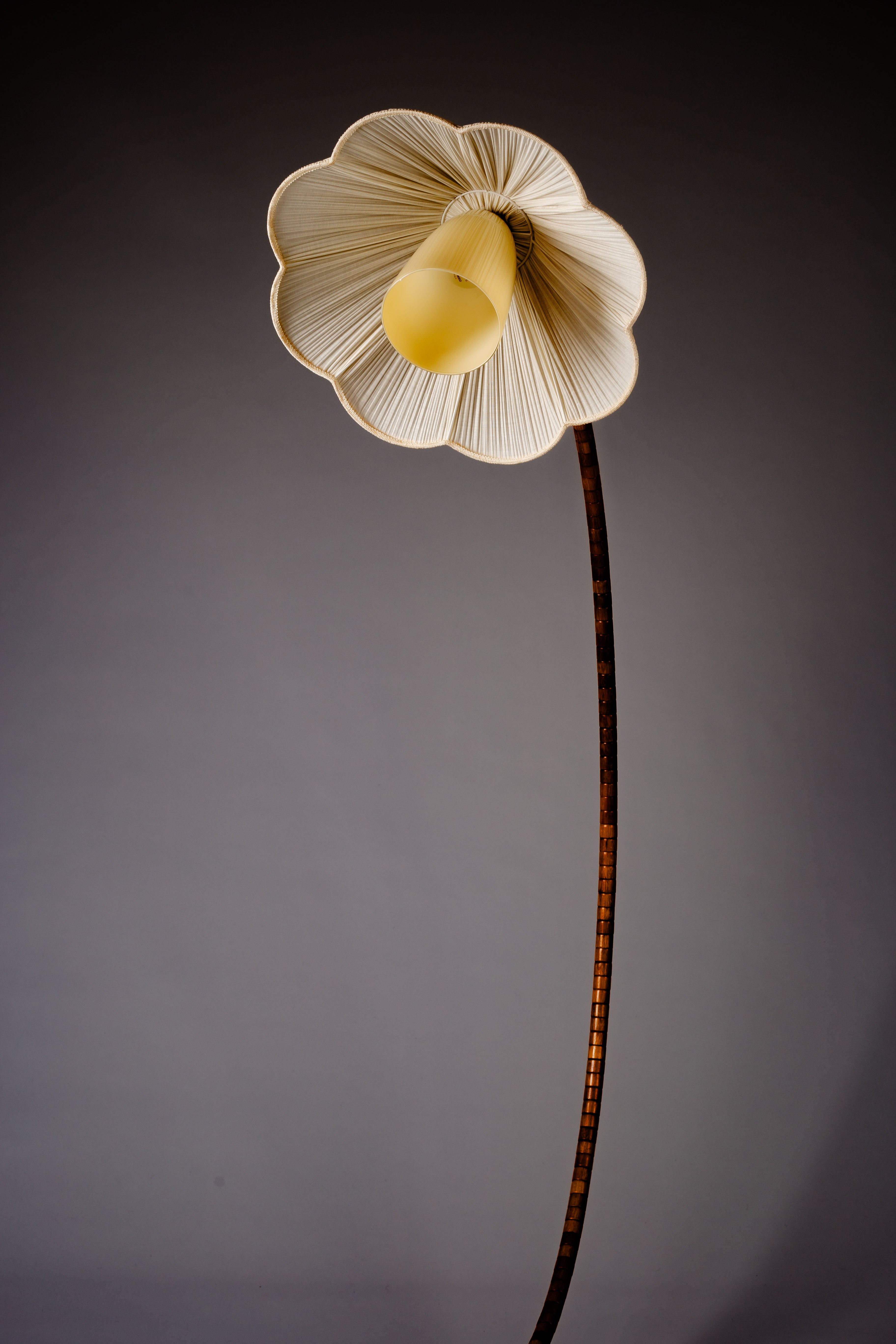 Scandinavian_Modern_wooden_curved_floor_lamp_Narcissus,_c_1940s,_Sweden