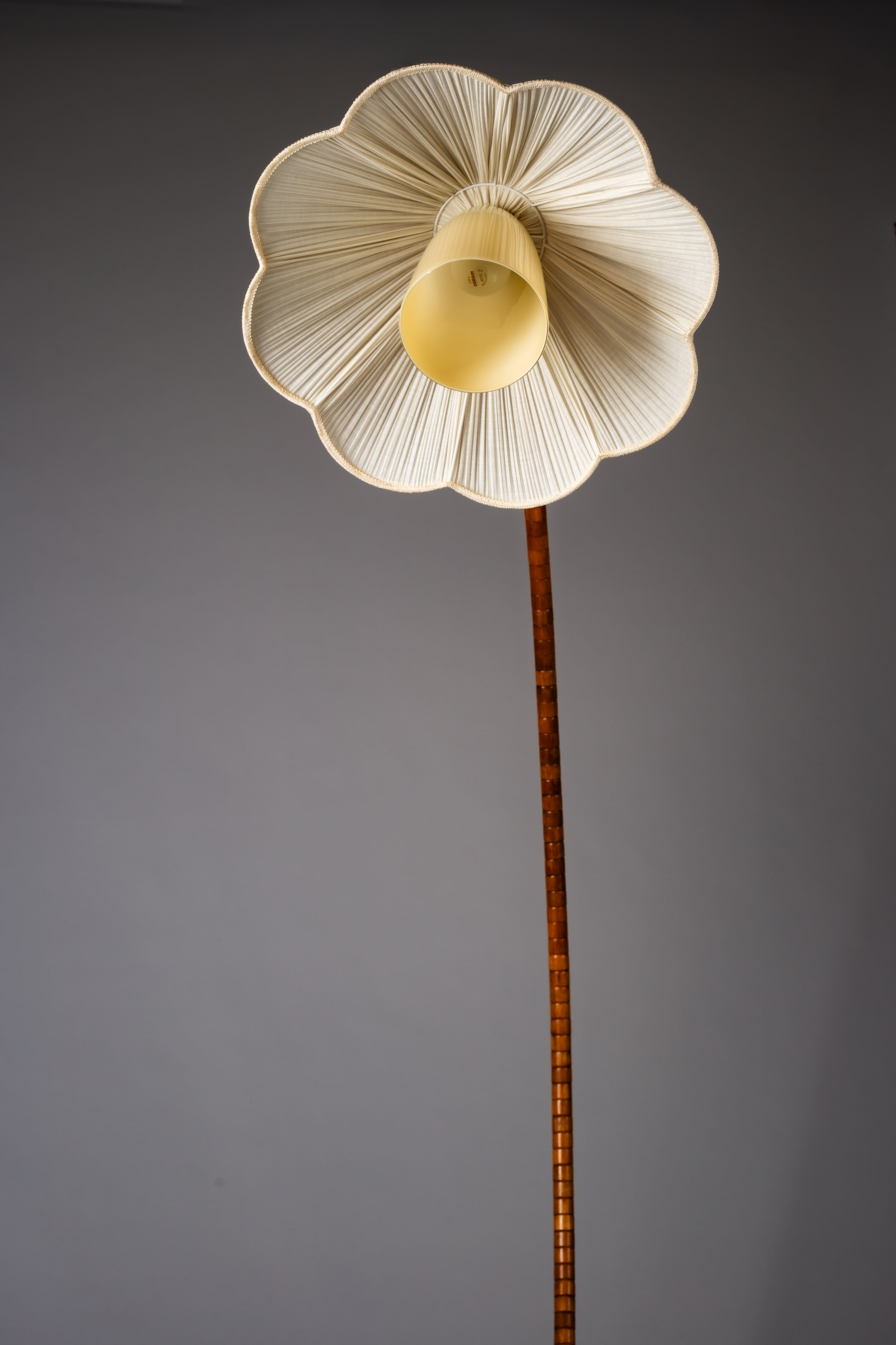 Scandinavian_Modern_wooden_curved_floor_lamp_Narcissus,_c_1940s,_Sweden