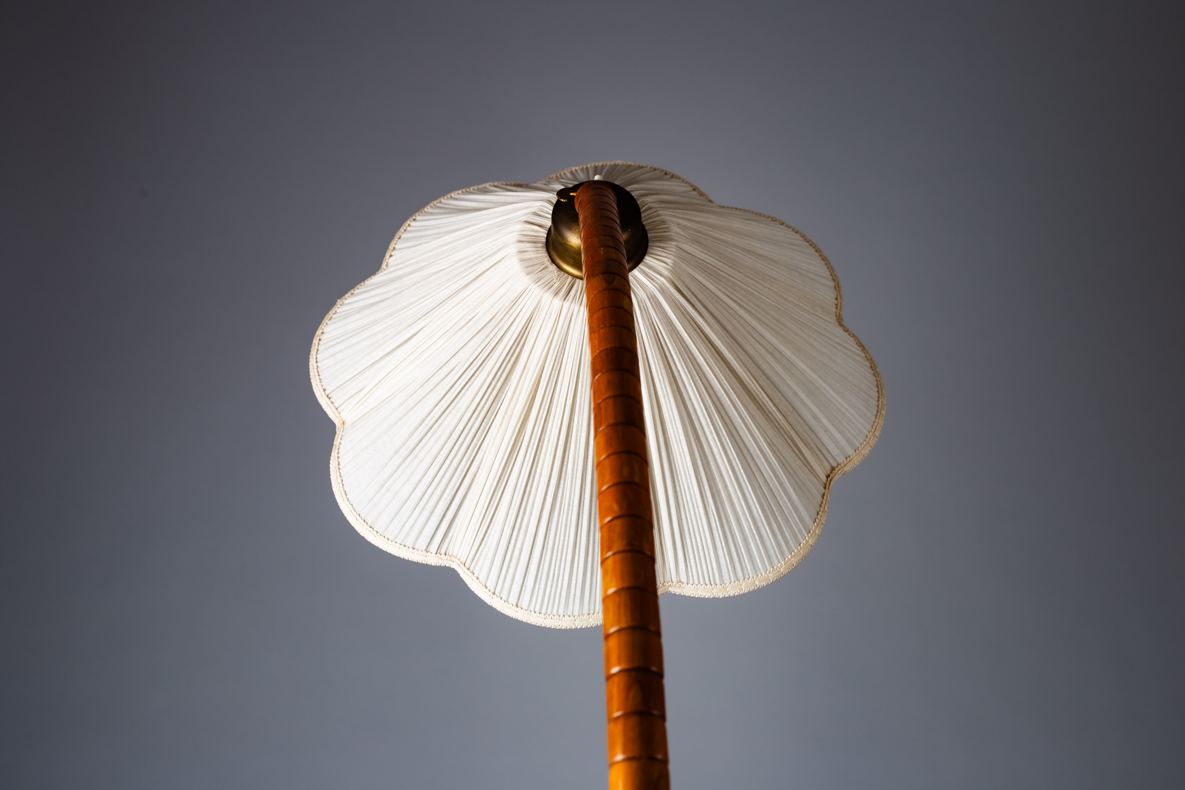 Scandinavian_Modern_wooden_curved_floor_lamp_Narcissus,_c_1940s,_Sweden