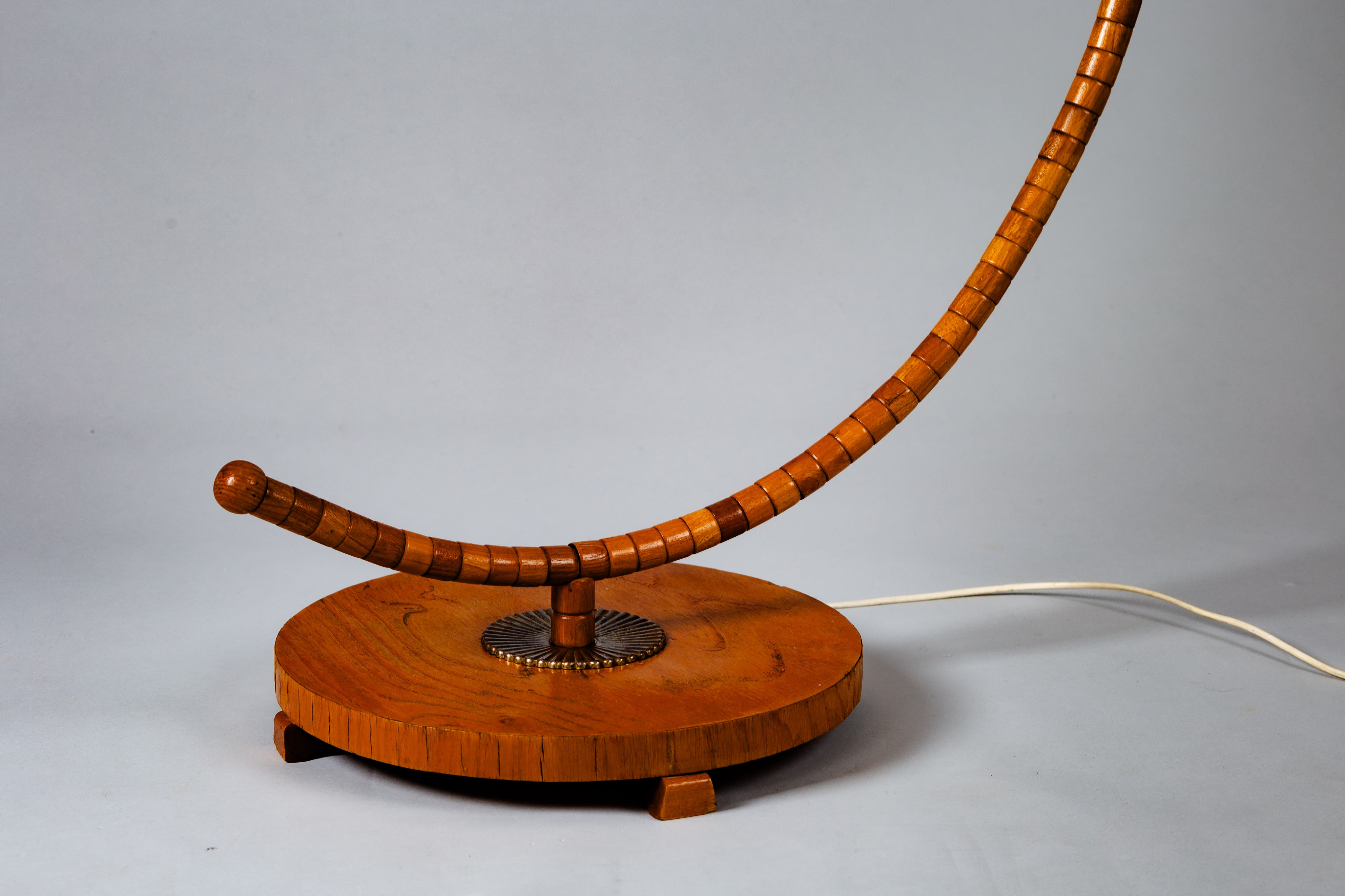 Scandinavian_Modern_wooden_curved_floor_lamp_Narcissus,_c_1940s,_Sweden