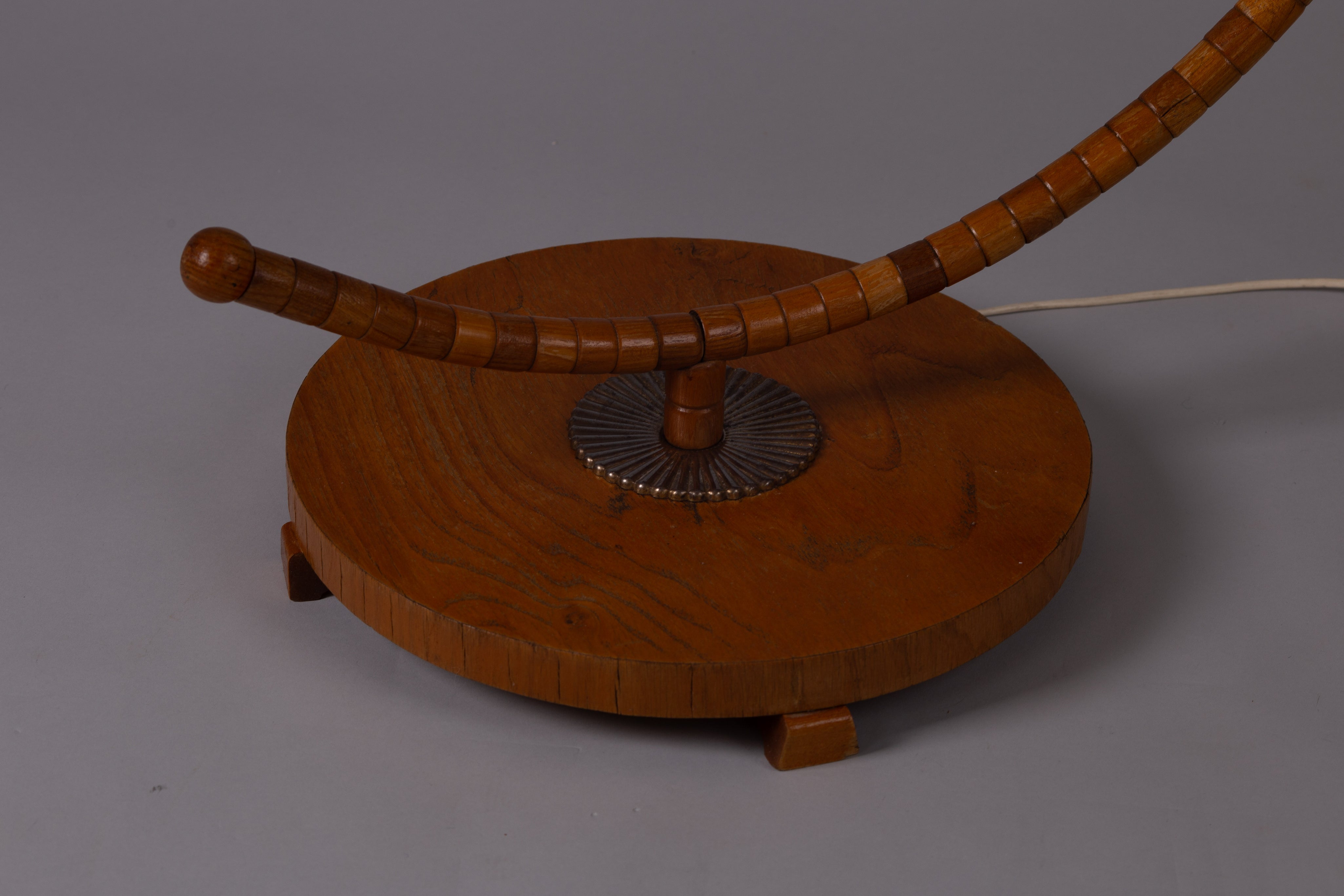 Scandinavian_Modern_wooden_curved_floor_lamp_Narcissus,_c_1940s,_Sweden