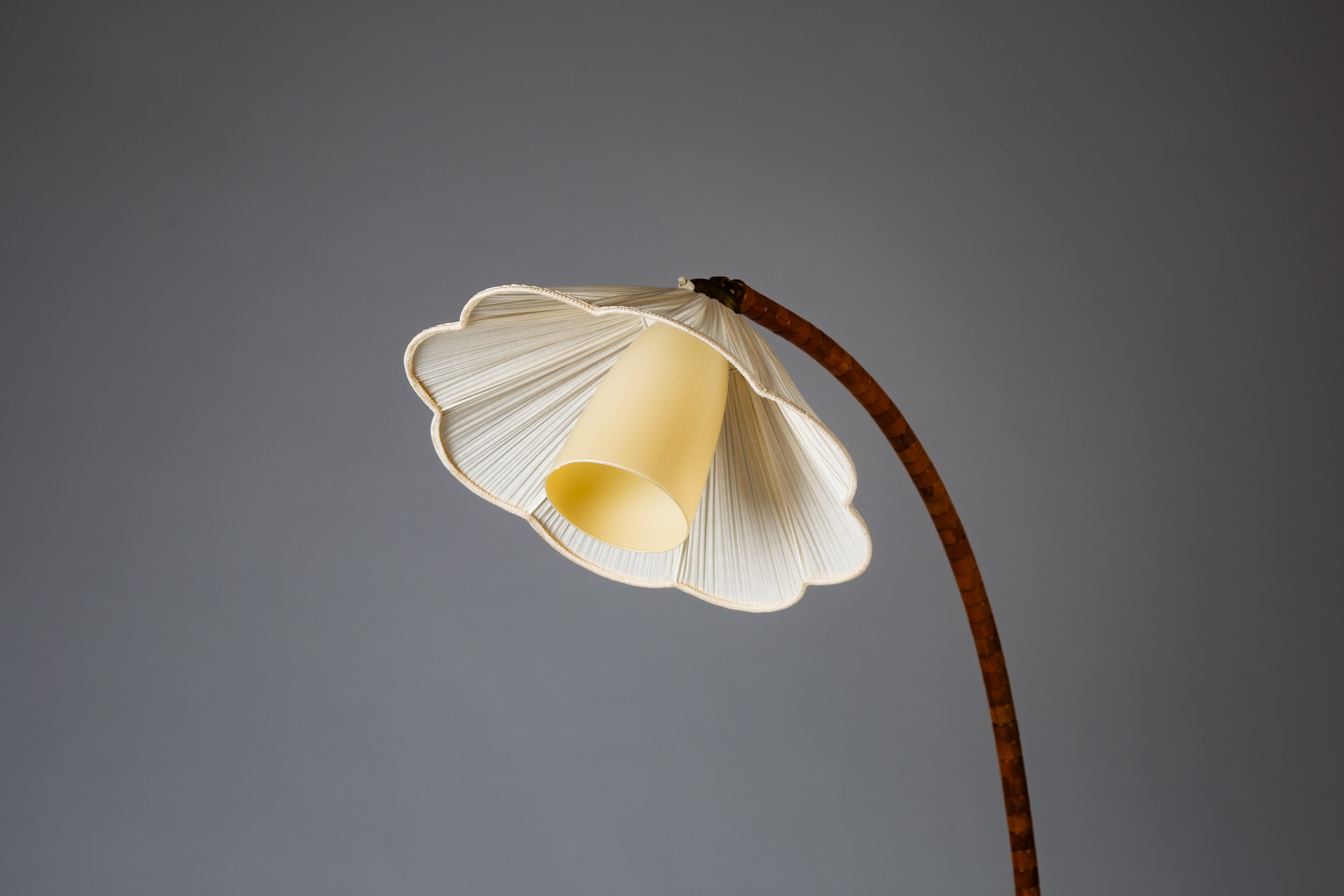 Scandinavian_Modern_wooden_curved_floor_lamp_Narcissus,_c_1940s,_Sweden