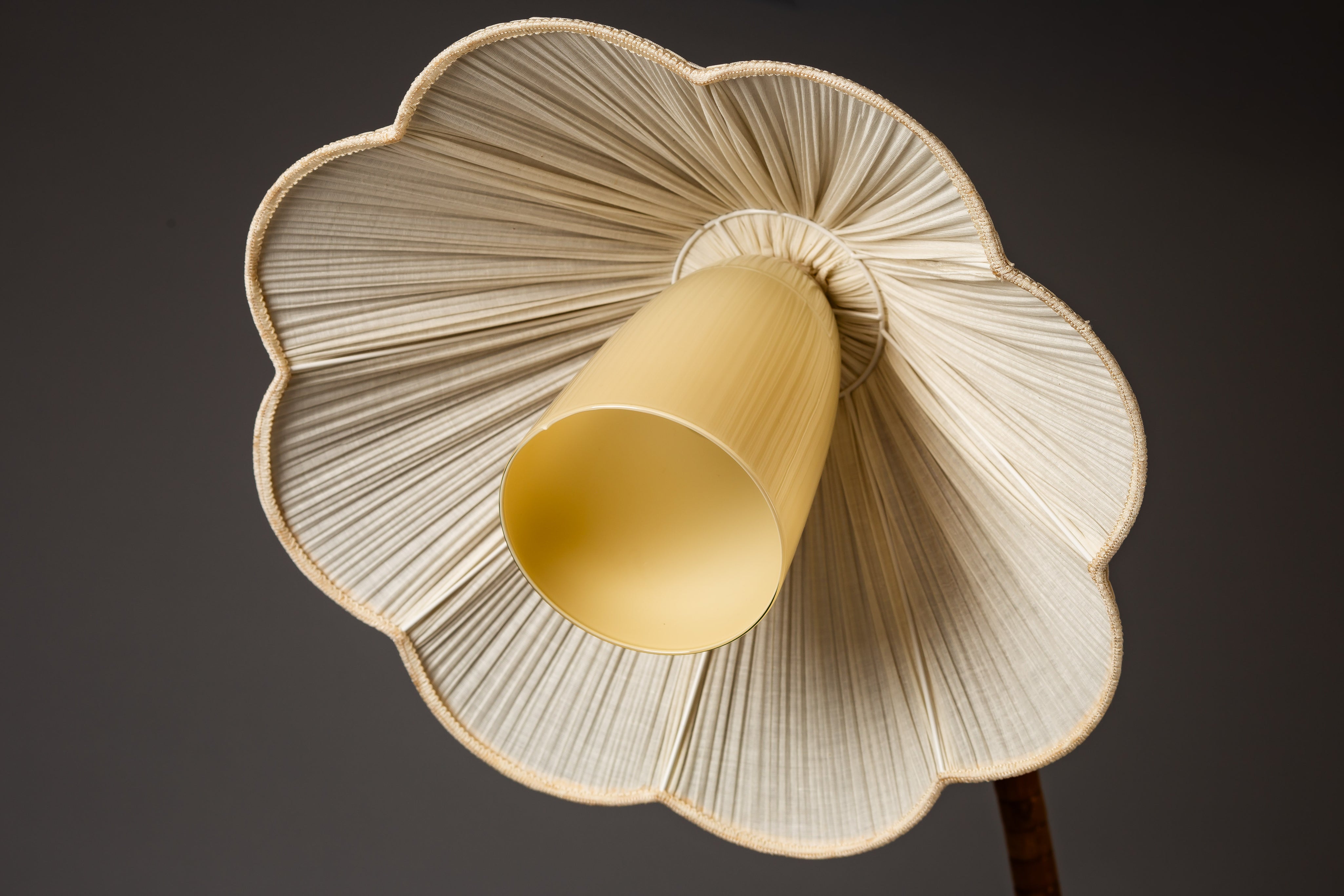 Scandinavian_Modern_wooden_curved_floor_lamp_Narcissus,_c_1940s,_Sweden