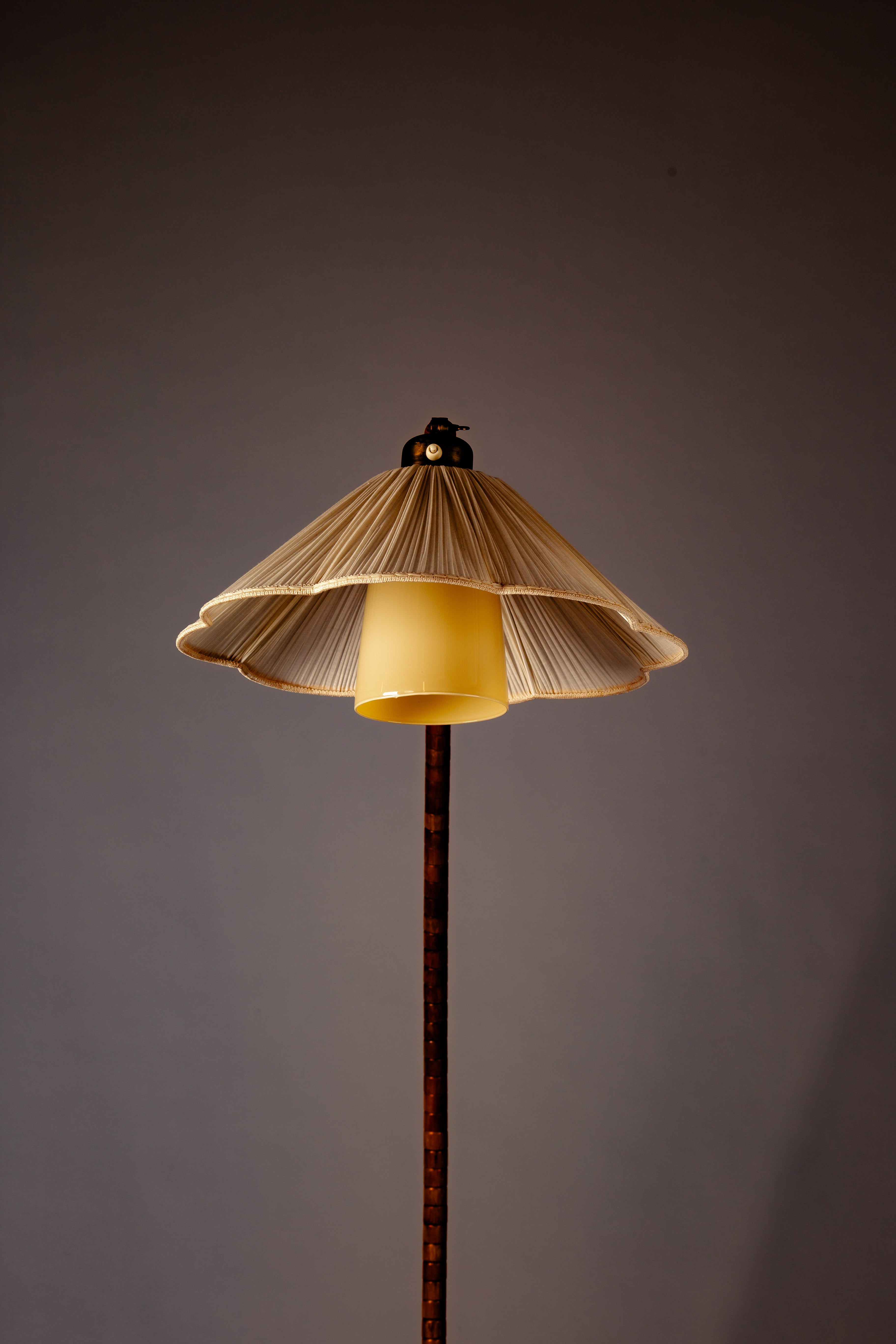 Scandinavian_Modern_wooden_curved_floor_lamp_Narcissus,_c_1940s,_Sweden