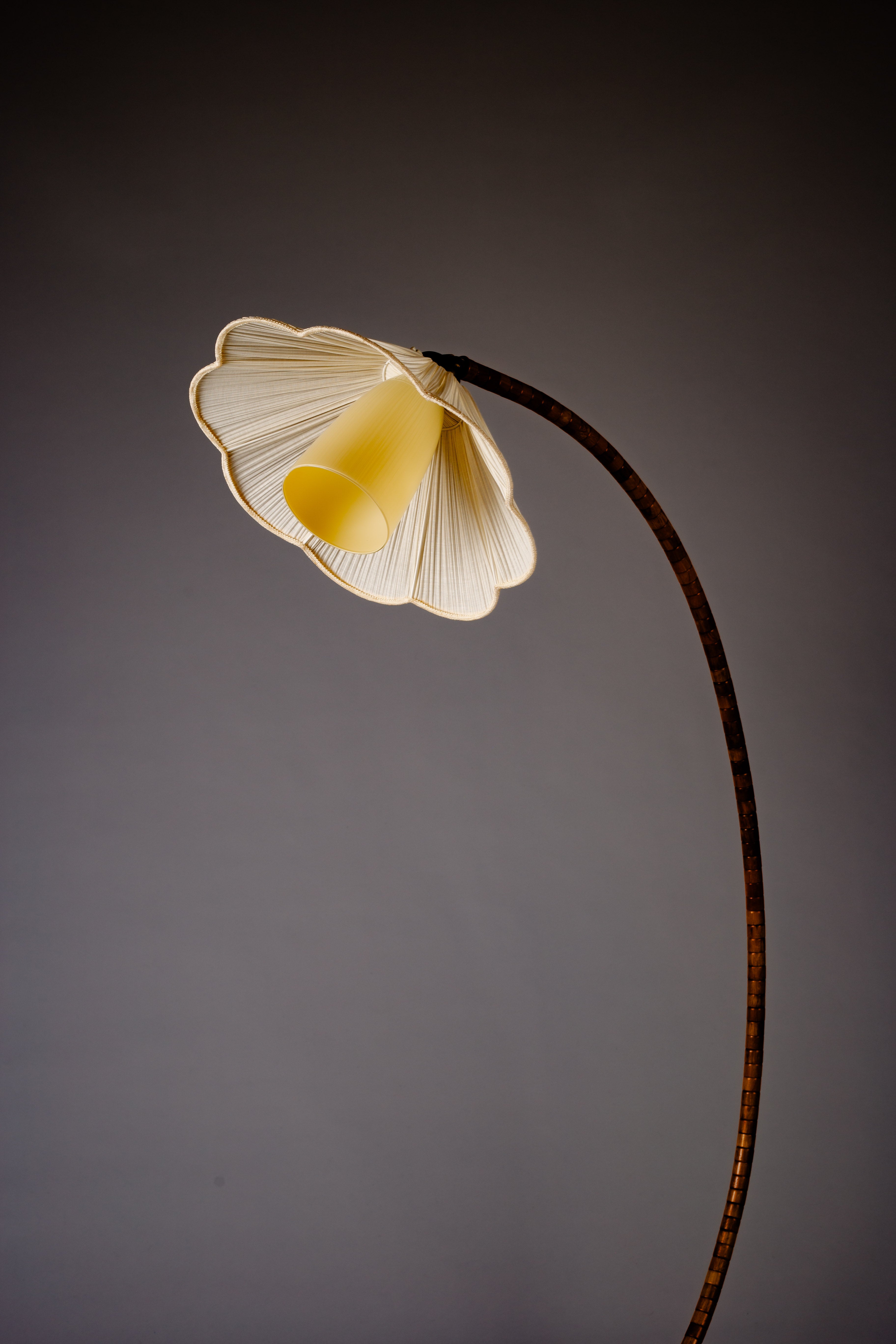 Scandinavian_Modern_wooden_curved_floor_lamp_Narcissus,_c_1940s,_Sweden