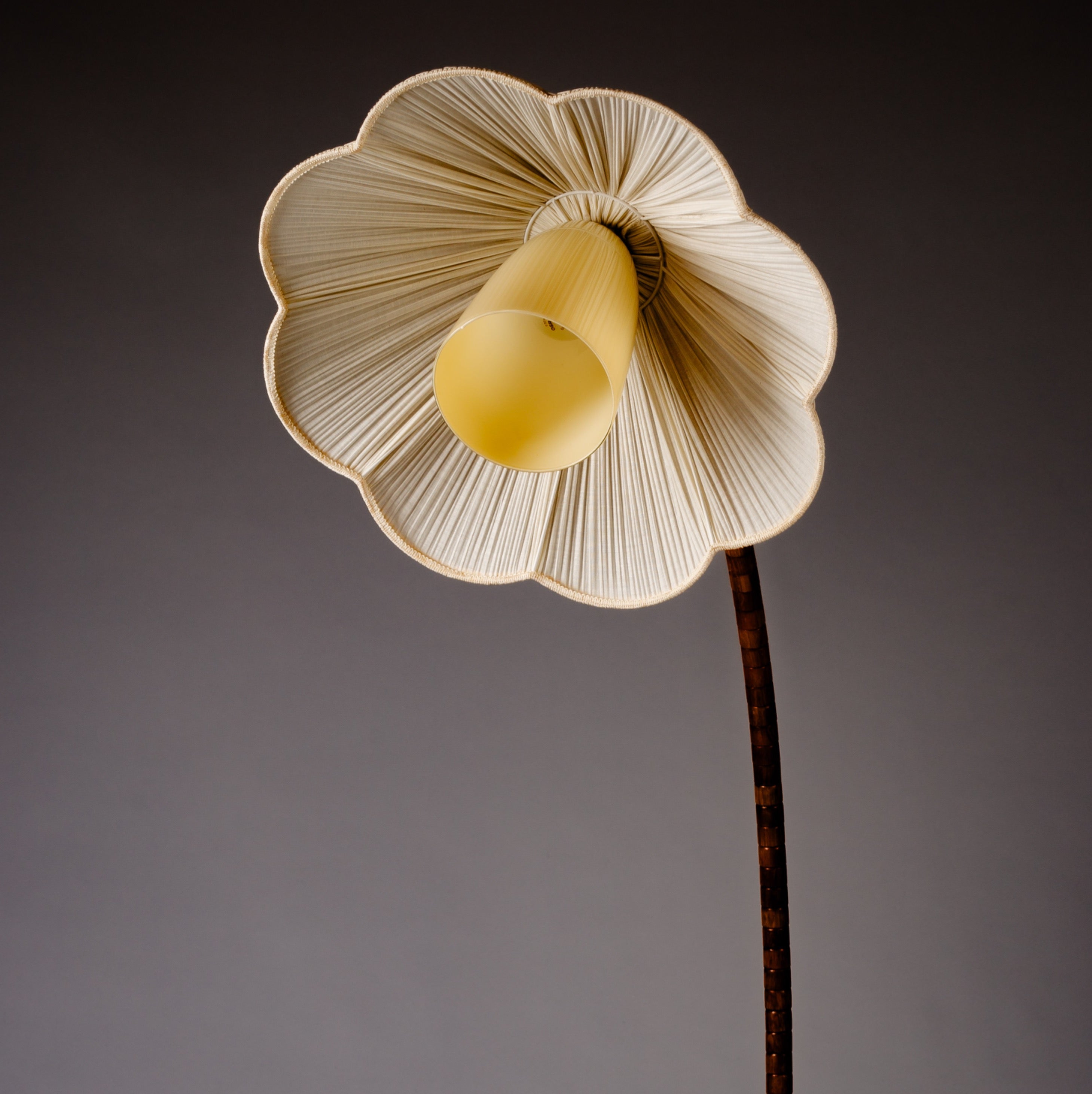 Scandinavian_Modern_wooden_curved_floor_lamp_Narcissus,_c_1940s,_Sweden