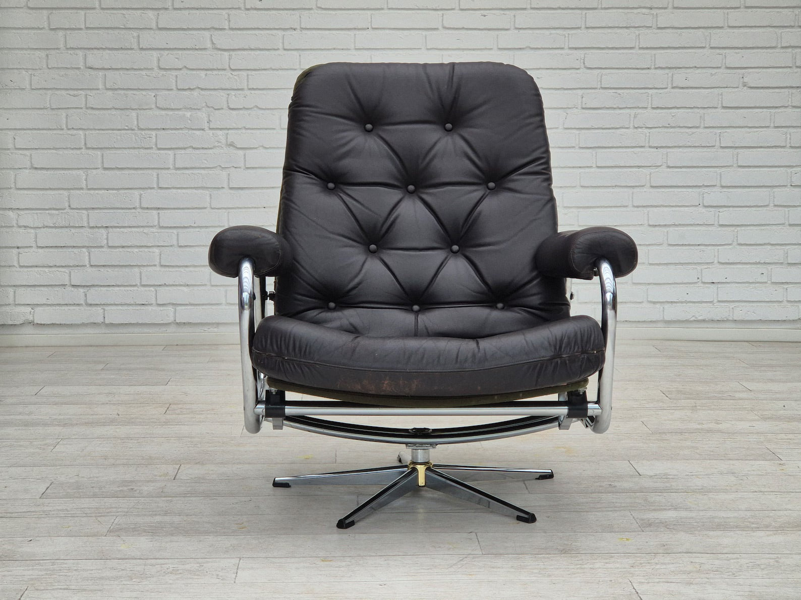 Scandinavian_Swivel_Chair,_Upholstered_Seating,_1970s_Denmark