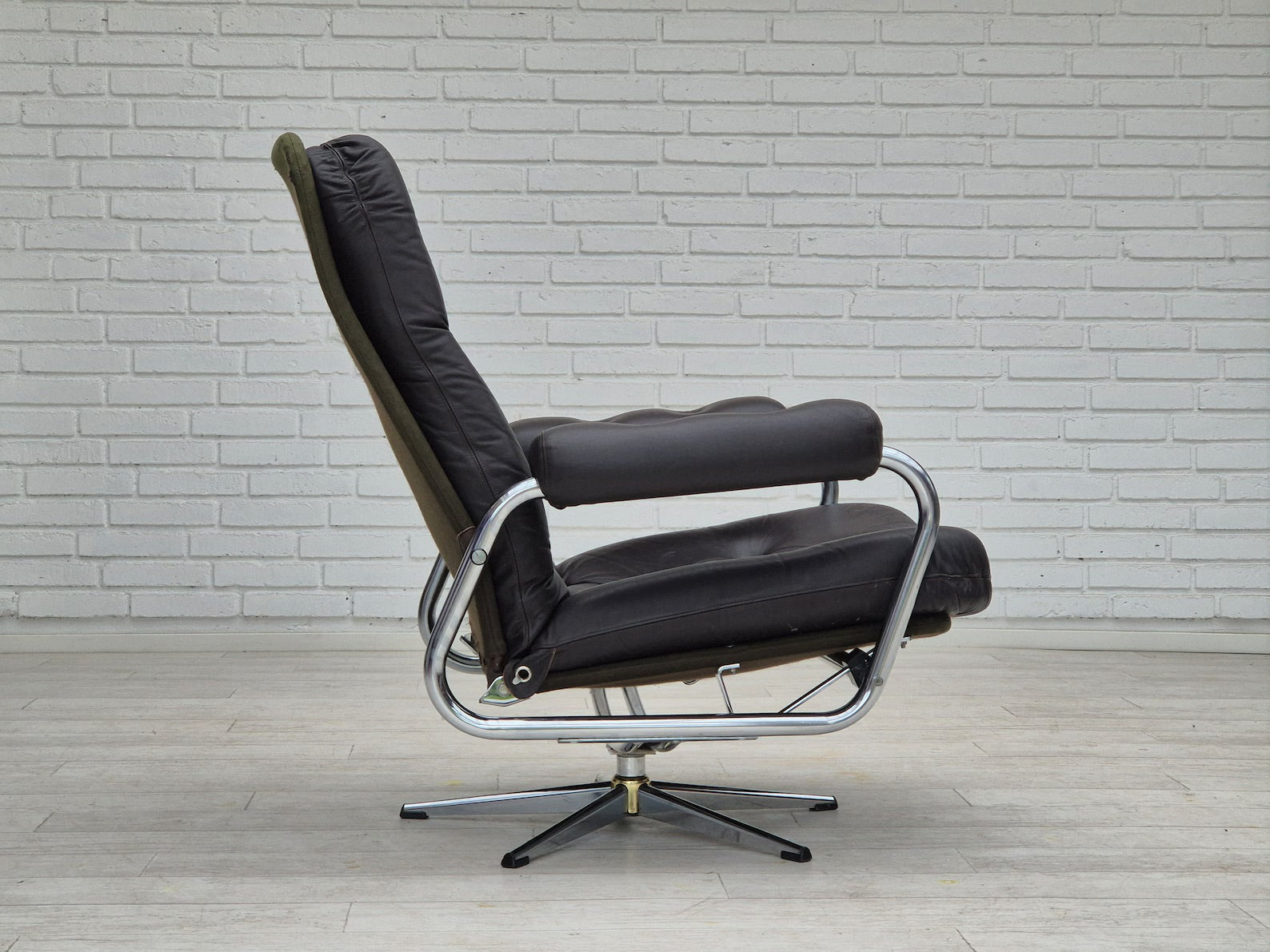 Scandinavian_Swivel_Chair,_Upholstered_Seating,_1970s_Denmark